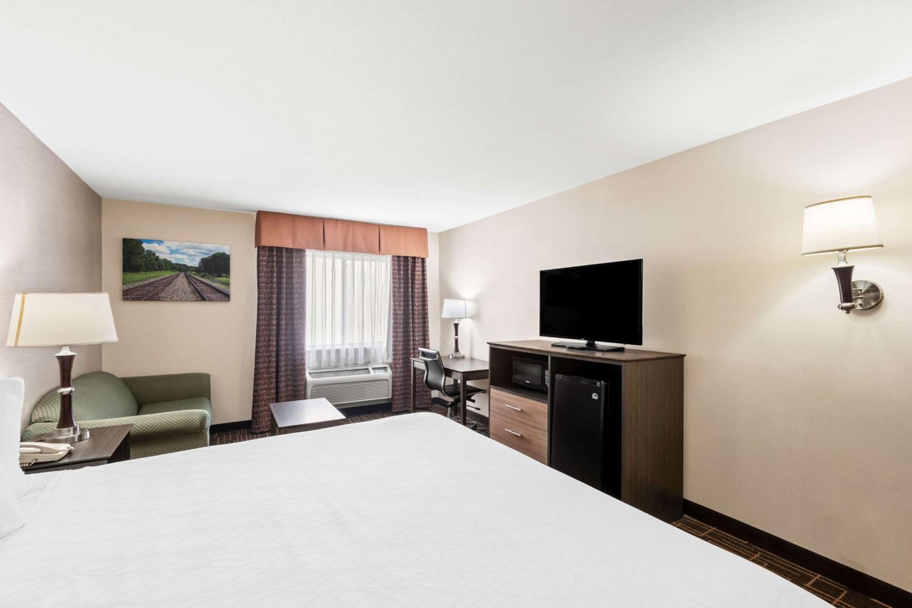 Deluxe King Room - Non-Smoking - Photo 5