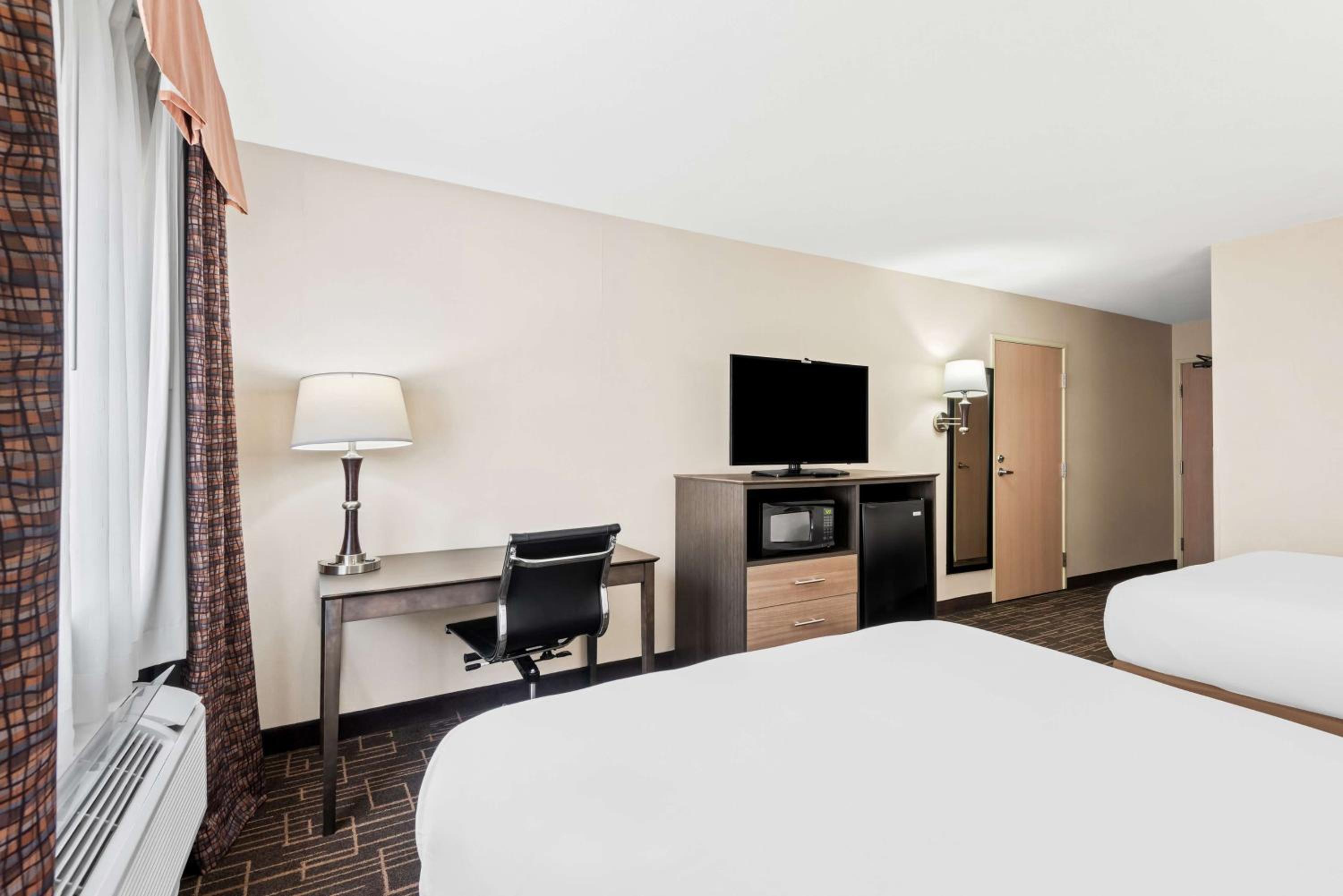 Queen Room with Two Queen Beds - Disability Access/Bath Tub - Photo 3