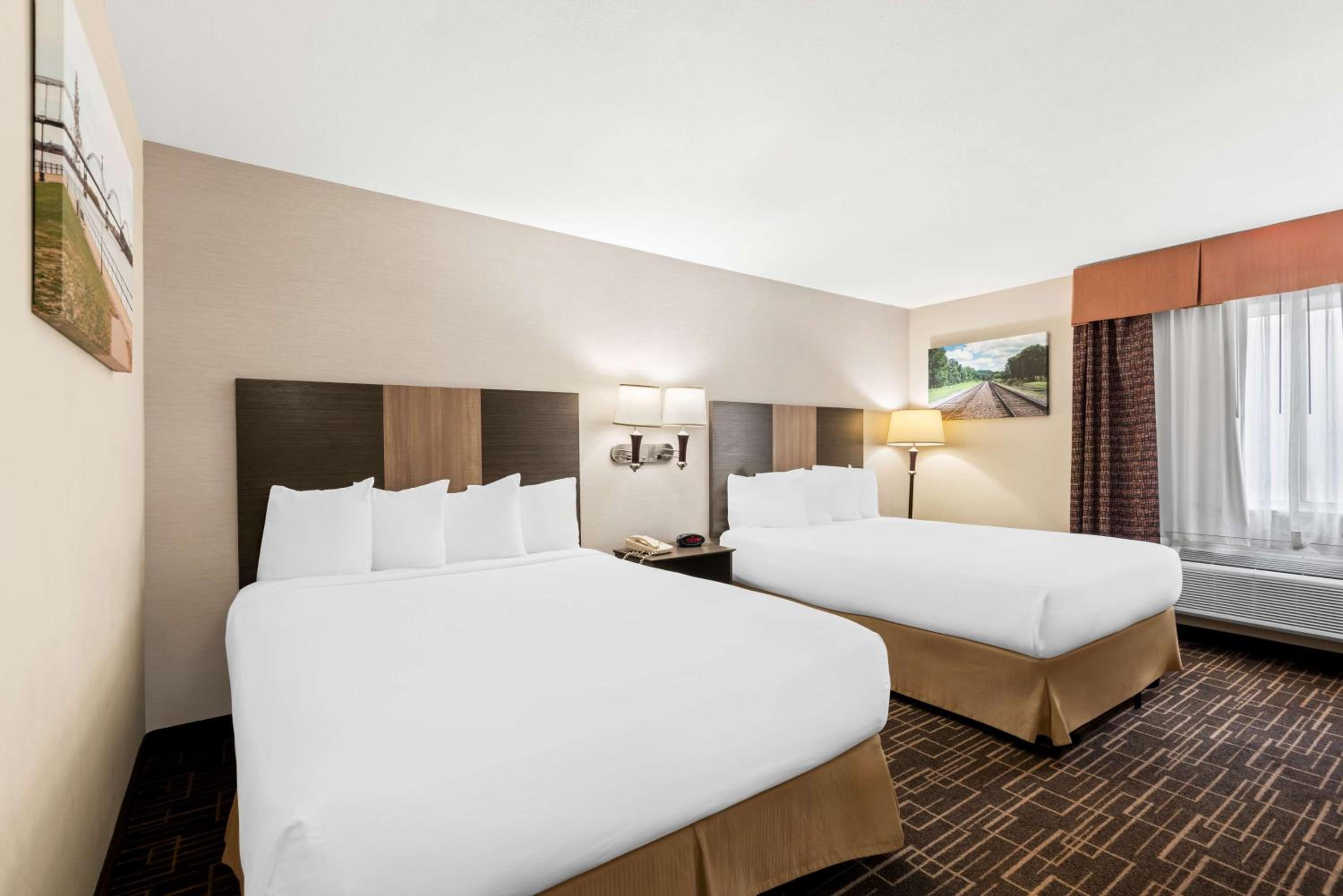 Queen Room with Two Queen Beds - Disability Access/Bath Tub - Photo 1