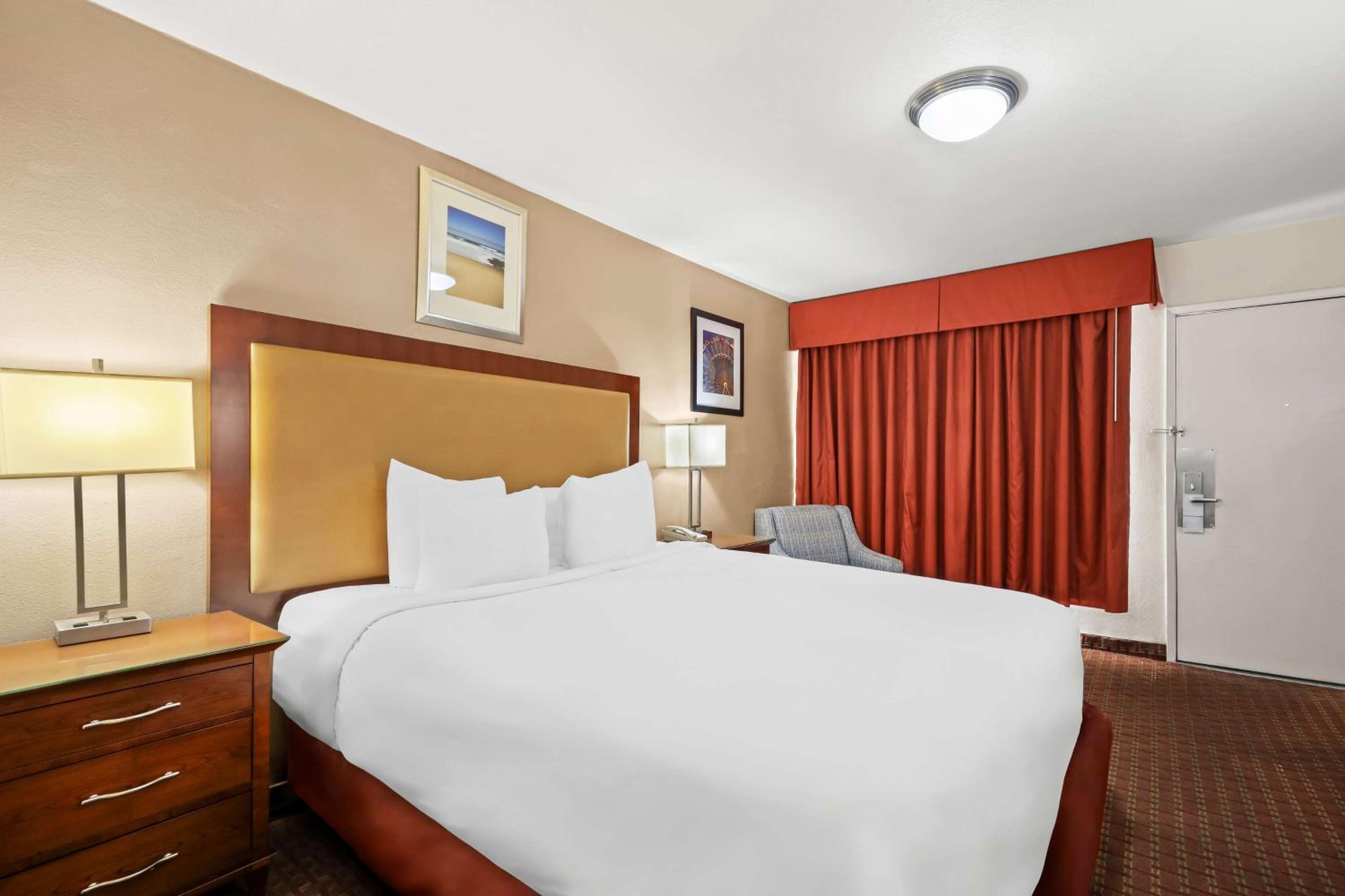 King Room - Non-Smoking photo 2
