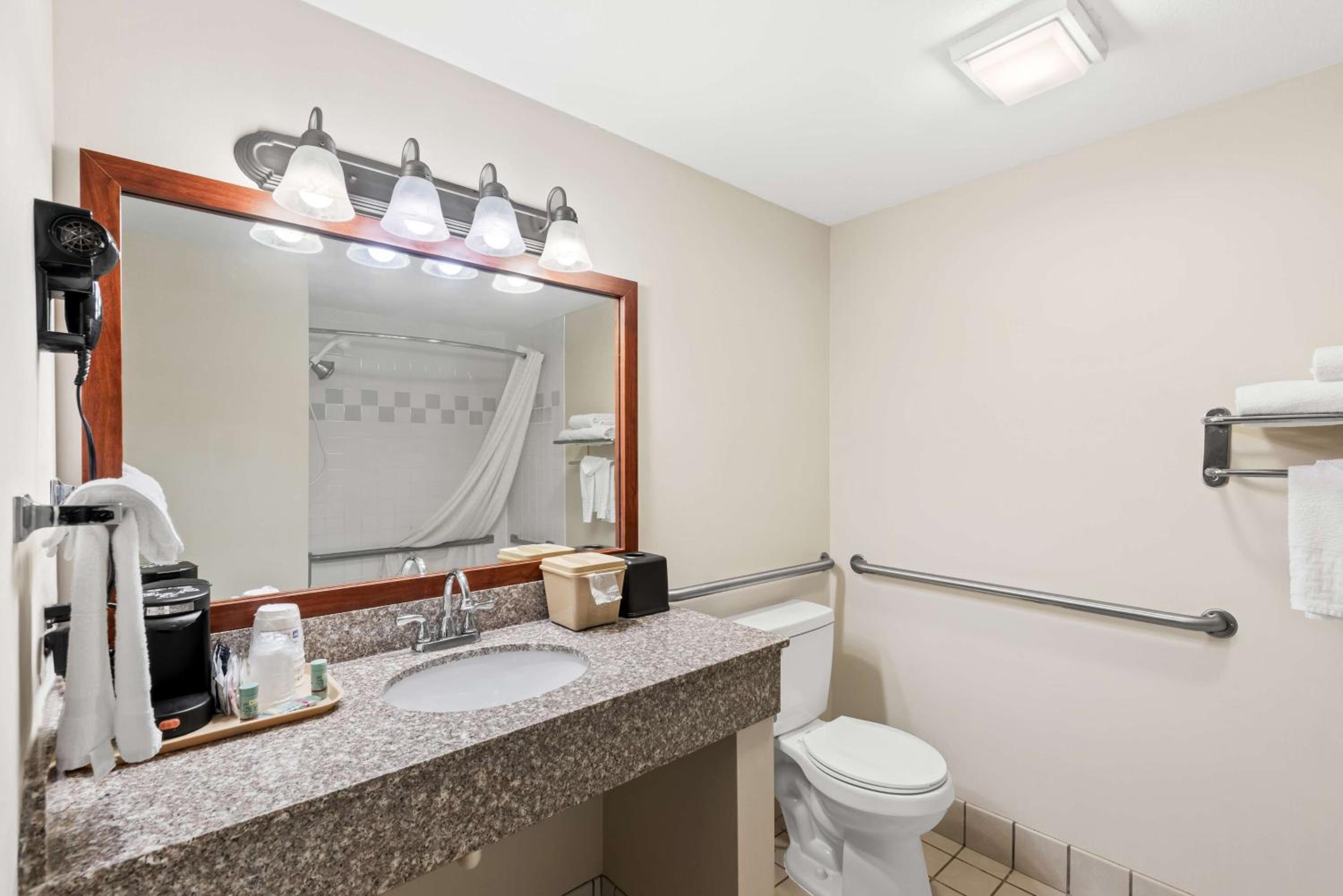 Queen Room with Two Queen Beds - Disability Access/Bath Tub - Photo 4