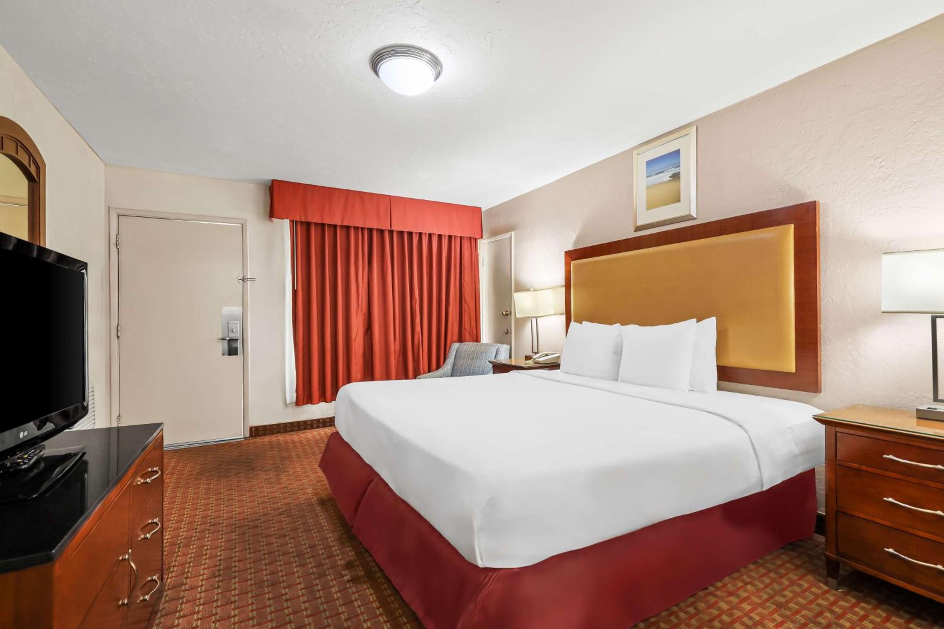 King Room With Roll-In Shower - Disability Access/Non-Smoking photo 1