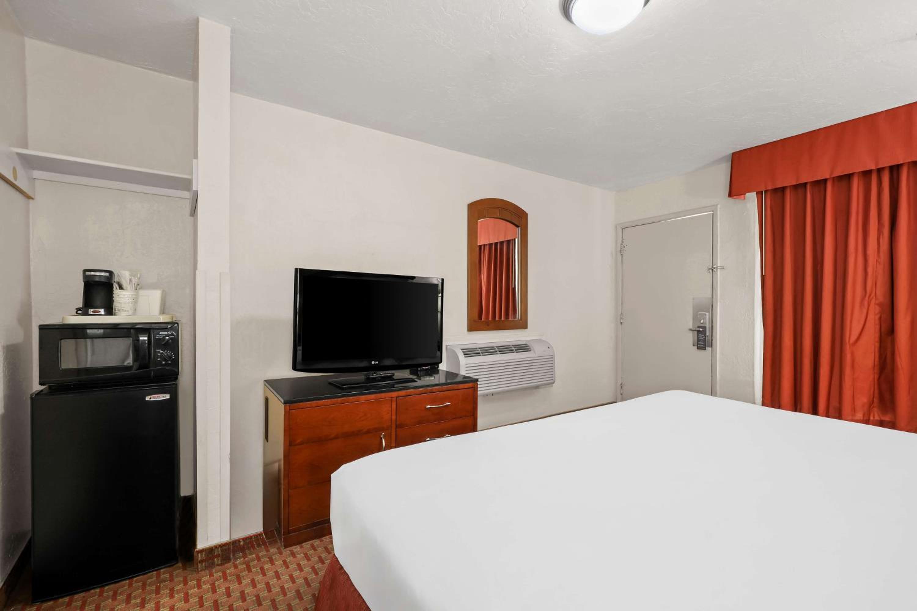 King Room With Roll-In Shower - Disability Access/Non-Smoking photo 2
