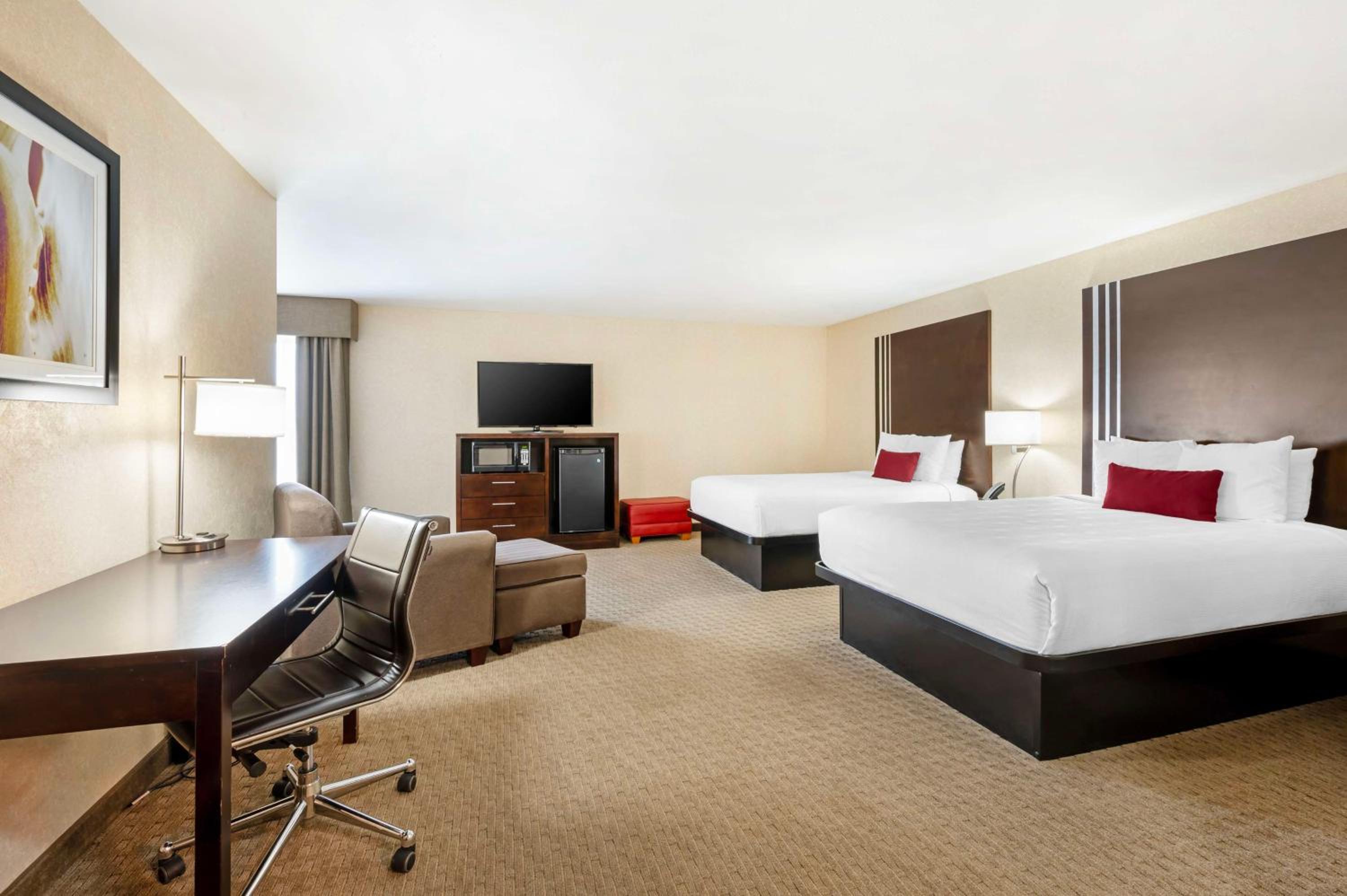 Executive Queen Room with Two Queen Beds - Non-smoking photo 1