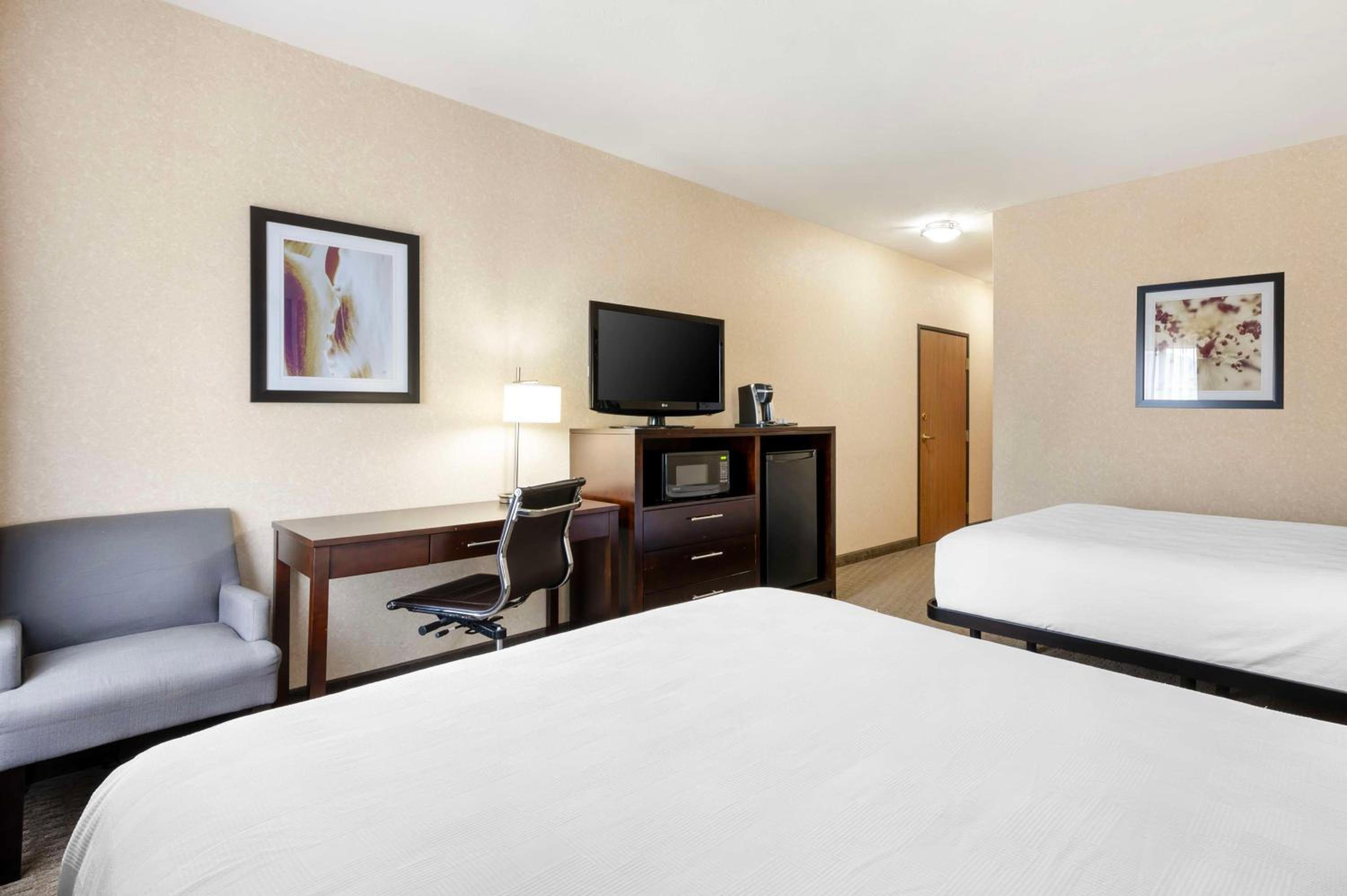 Queen Room with Two Queen Beds and Bath Tub - Disability Access/Non-Smoking  photo 3