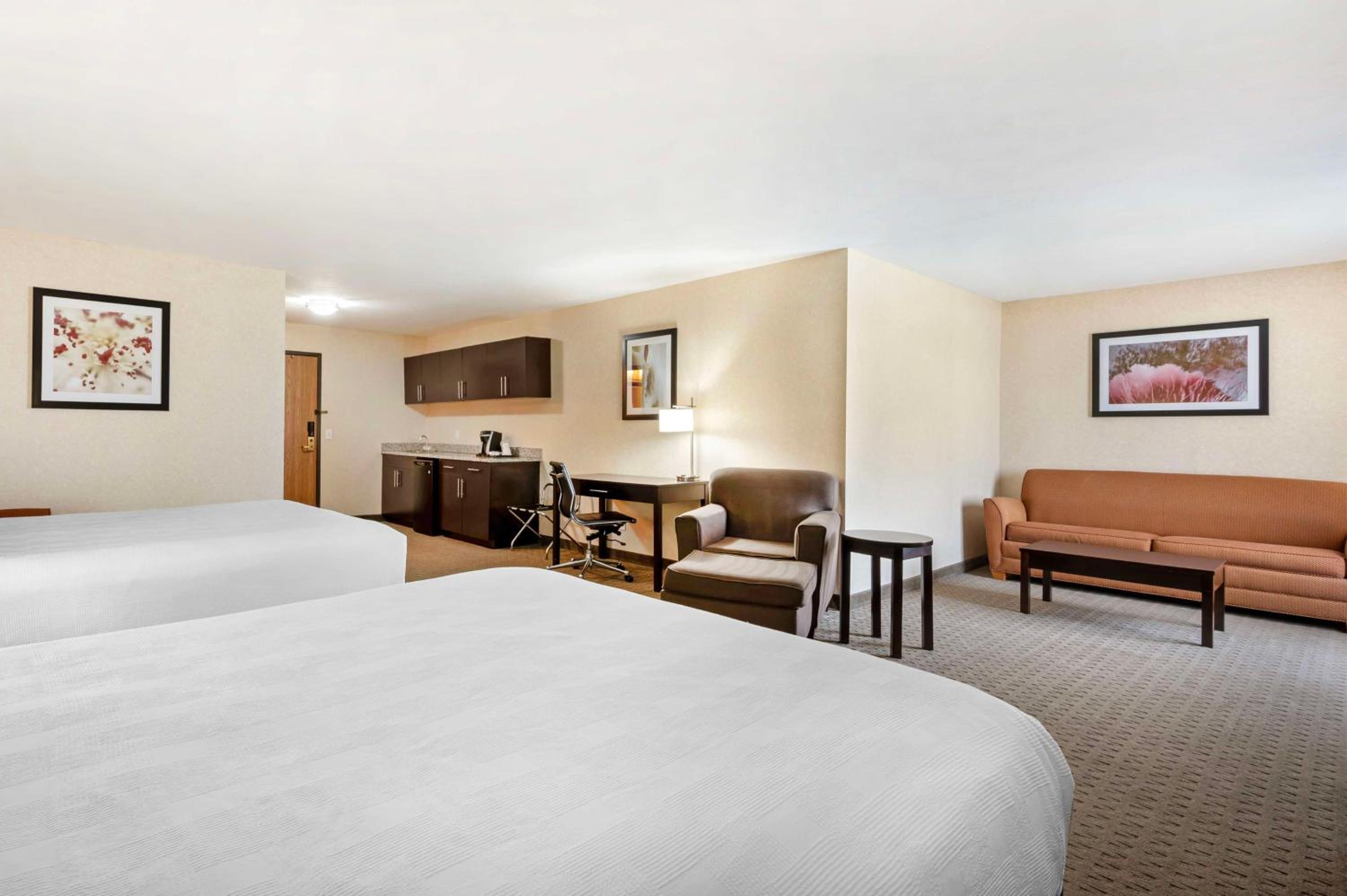 Executive Queen Room with Two Queen Beds - Non-smoking photo 3