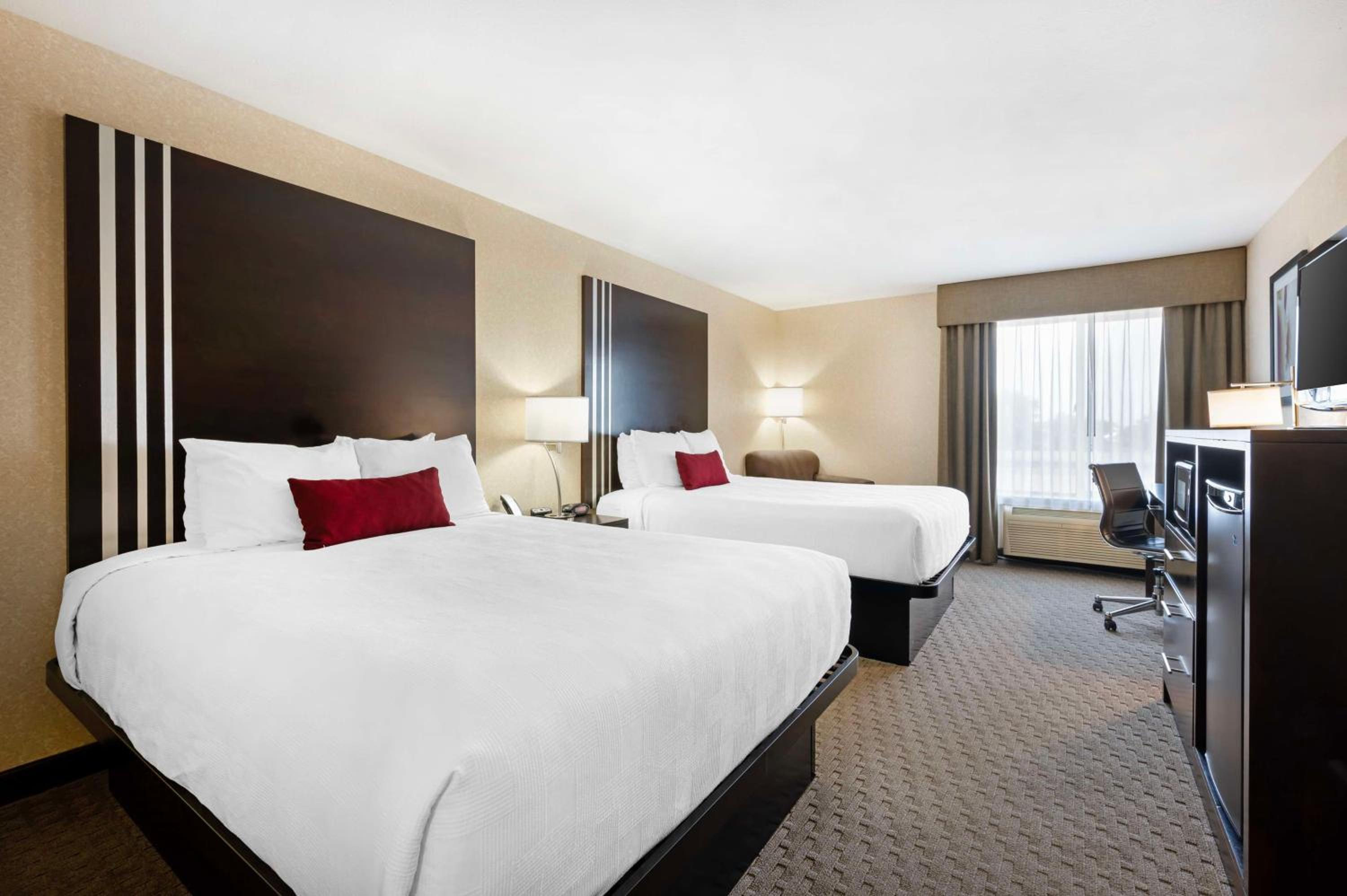 Queen Room with Two Queen Beds photo 1