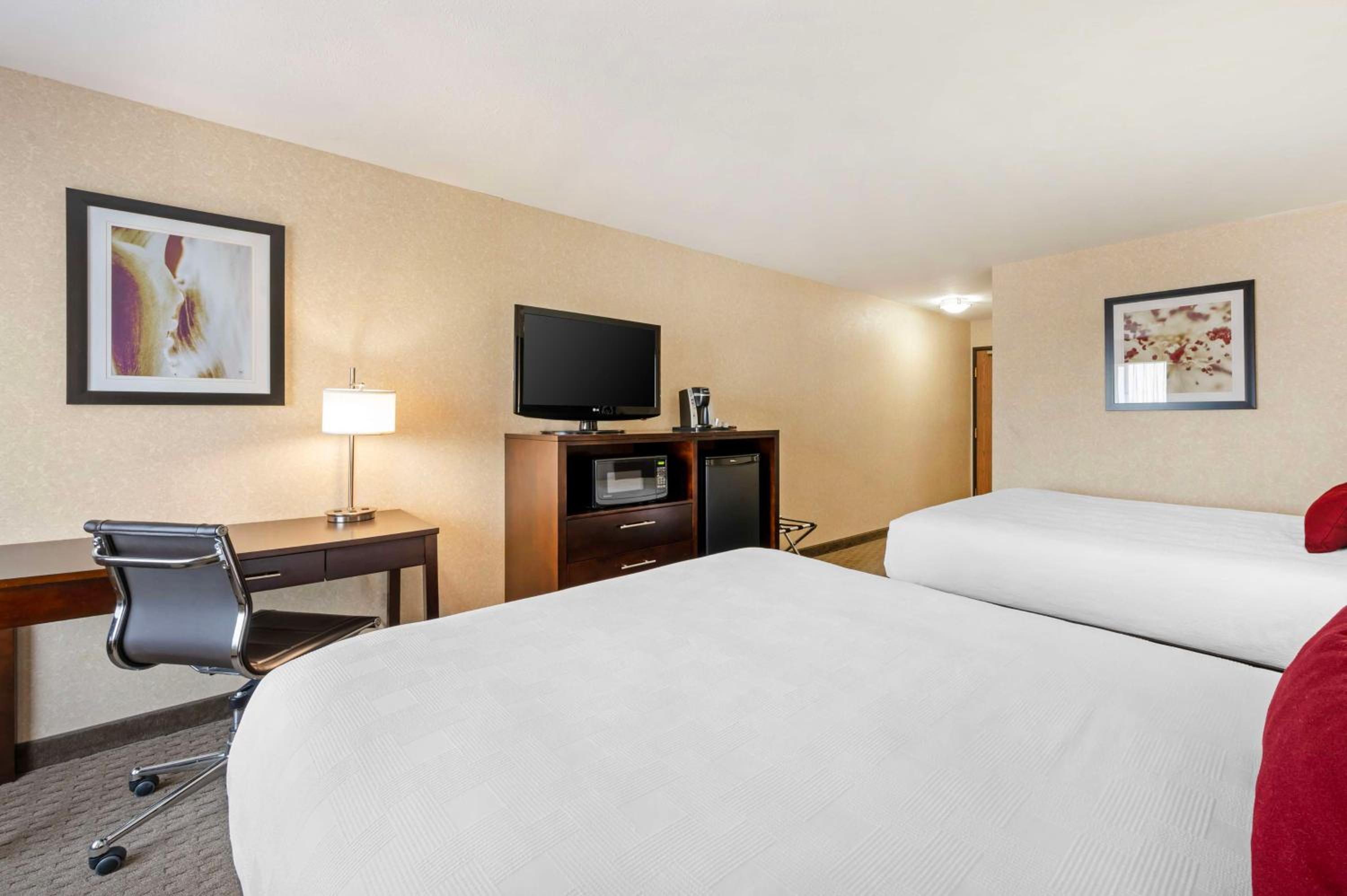 Queen Room with Two Queen Beds photo 2