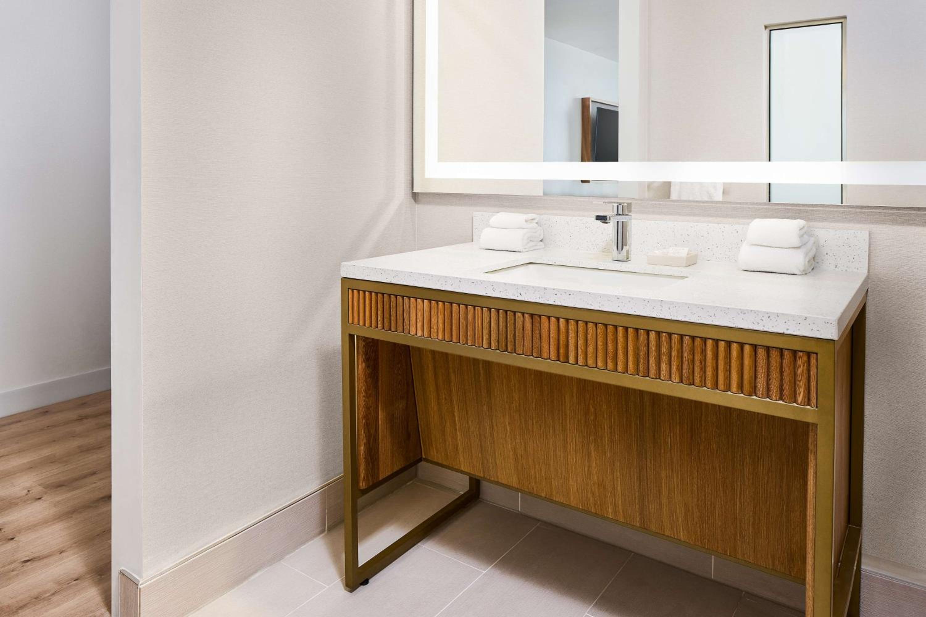 Queen Room with Two Queen Beds and Tub - Accessible