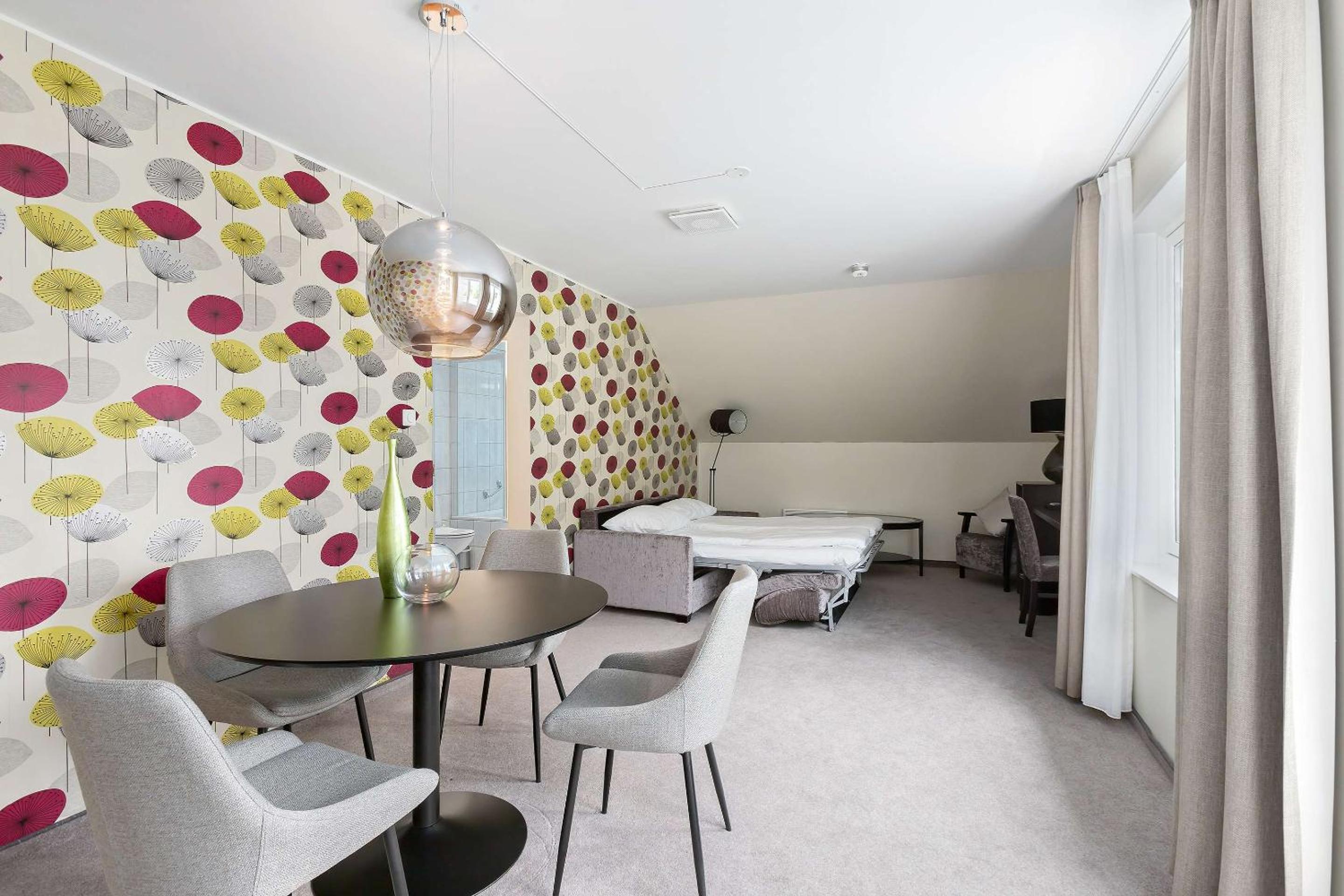 Junior King Suite with Sofa Bed, Balcony and Sea View photo 3