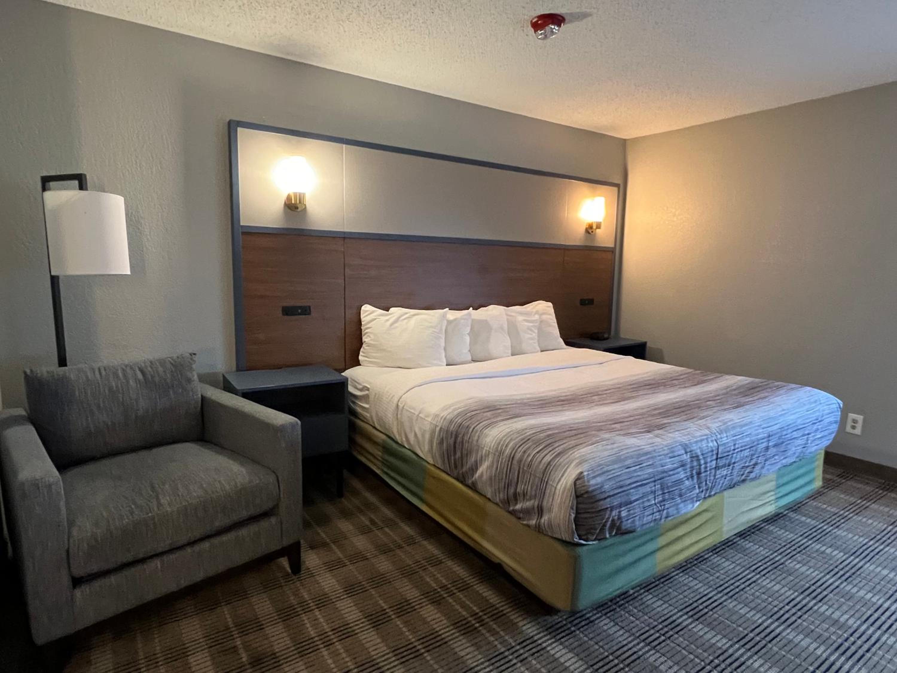 King Room with Bathtub with Grab Bars - Mobility/Hearing Accessible /Non-Smoking - Photo 1