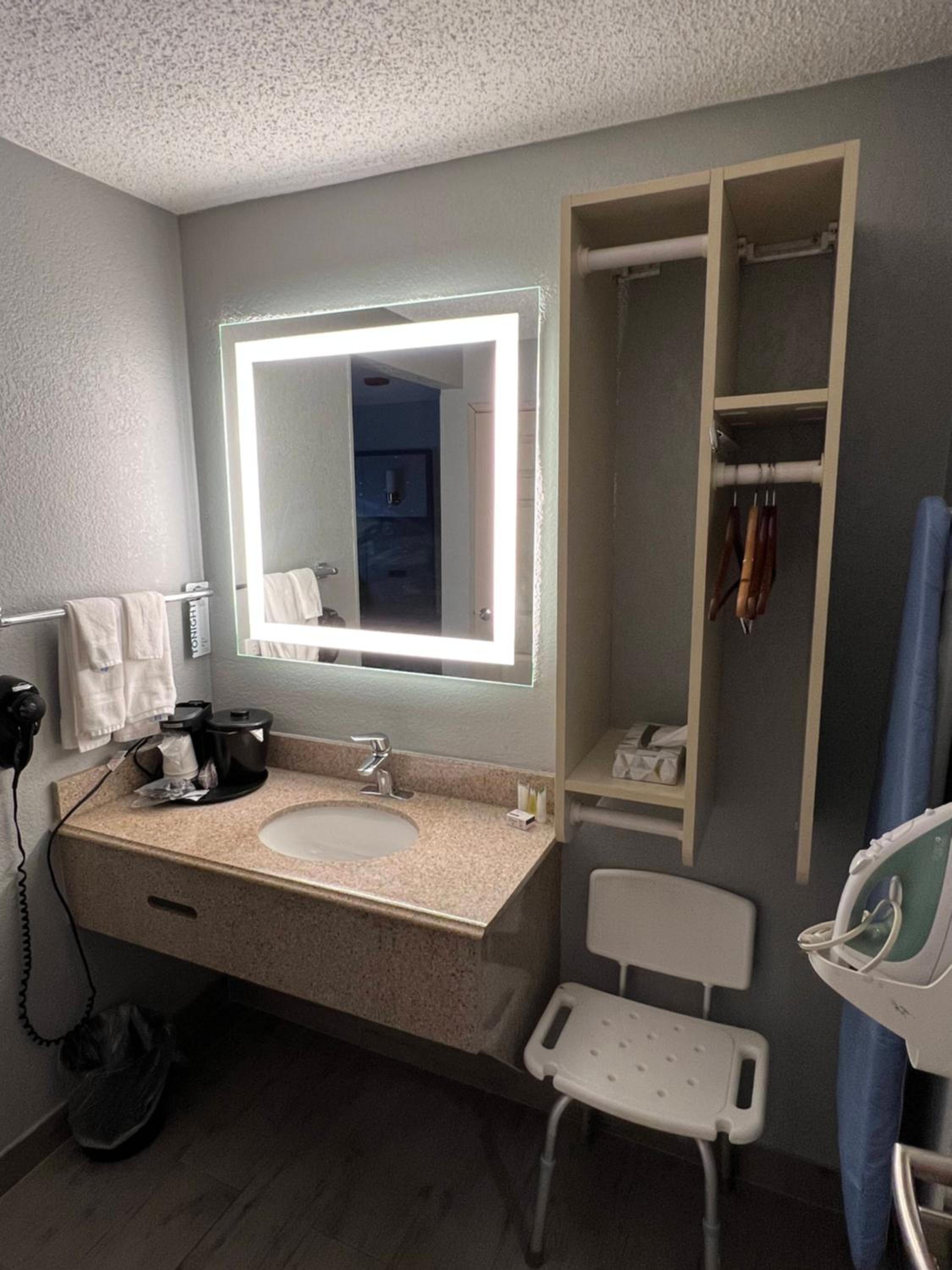 King Room with Bathtub with Grab Bars - Mobility/Hearing Accessible /Non-Smoking - Photo 3