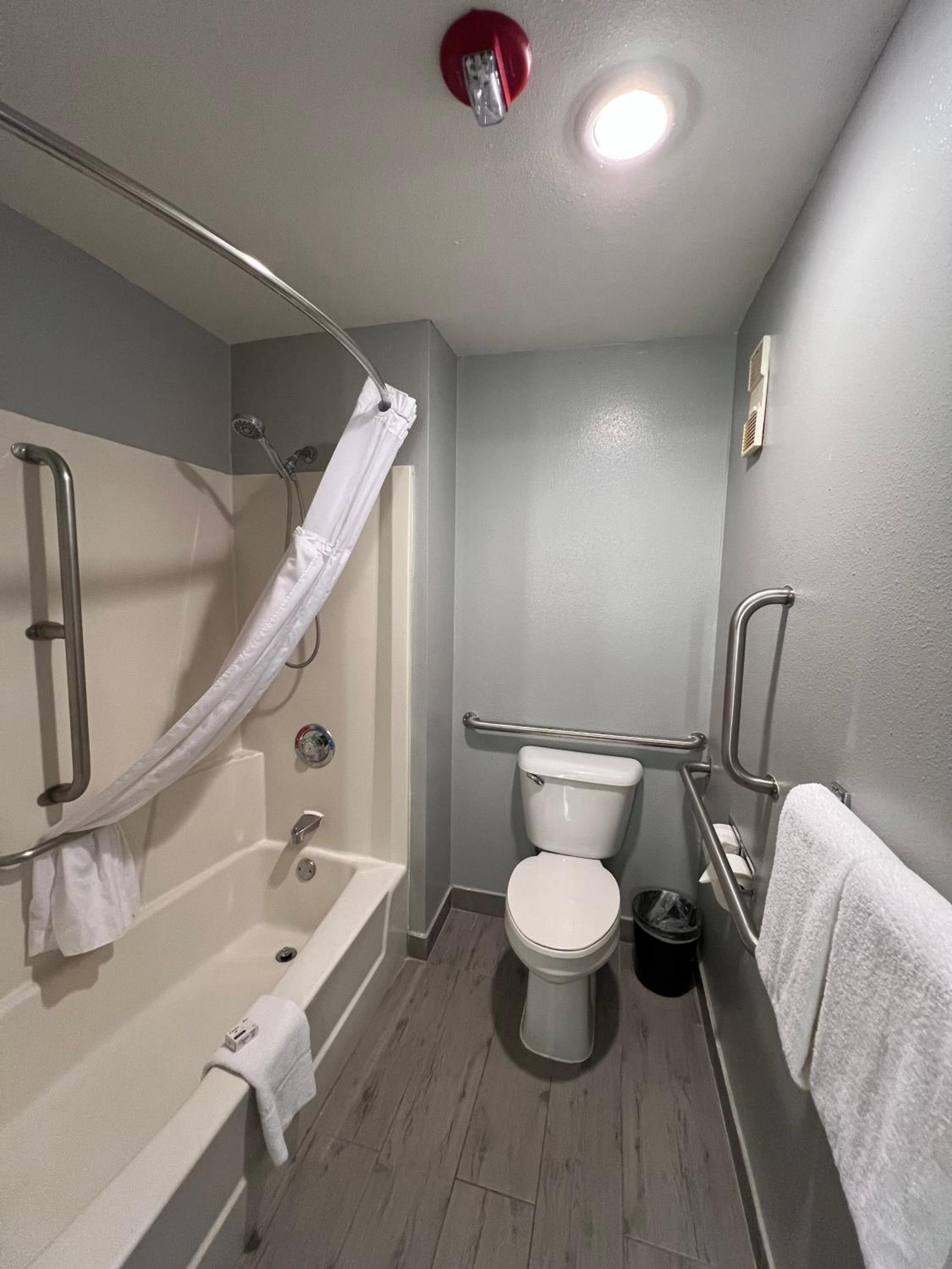 King Room with Bathtub with Grab Bars - Mobility/Hearing Accessible /Non-Smoking - Photo 4