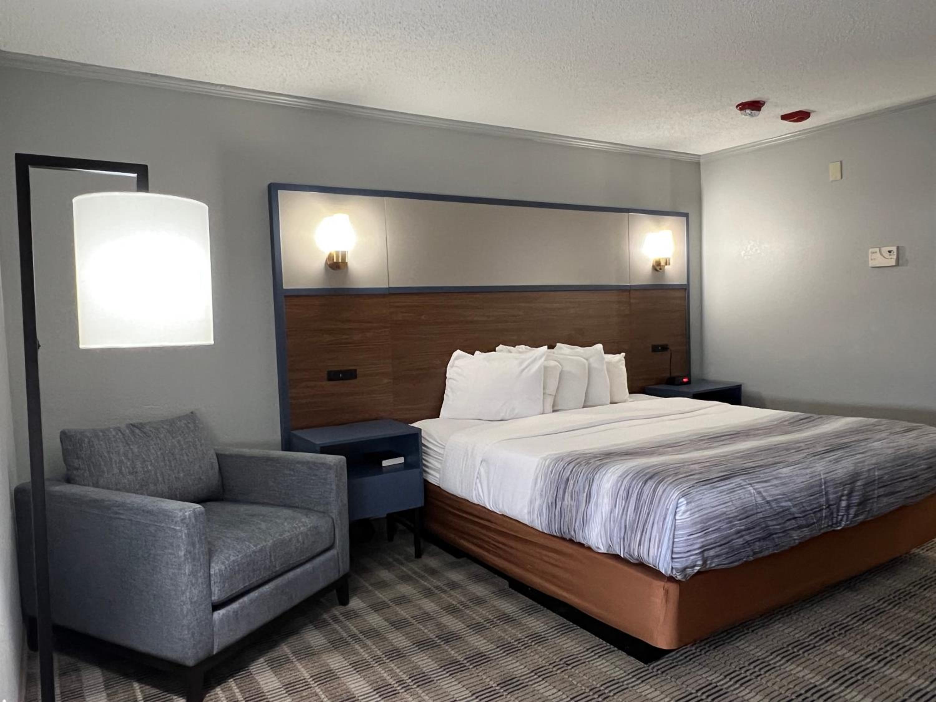 King Room - Non-Smoking - Photo 1