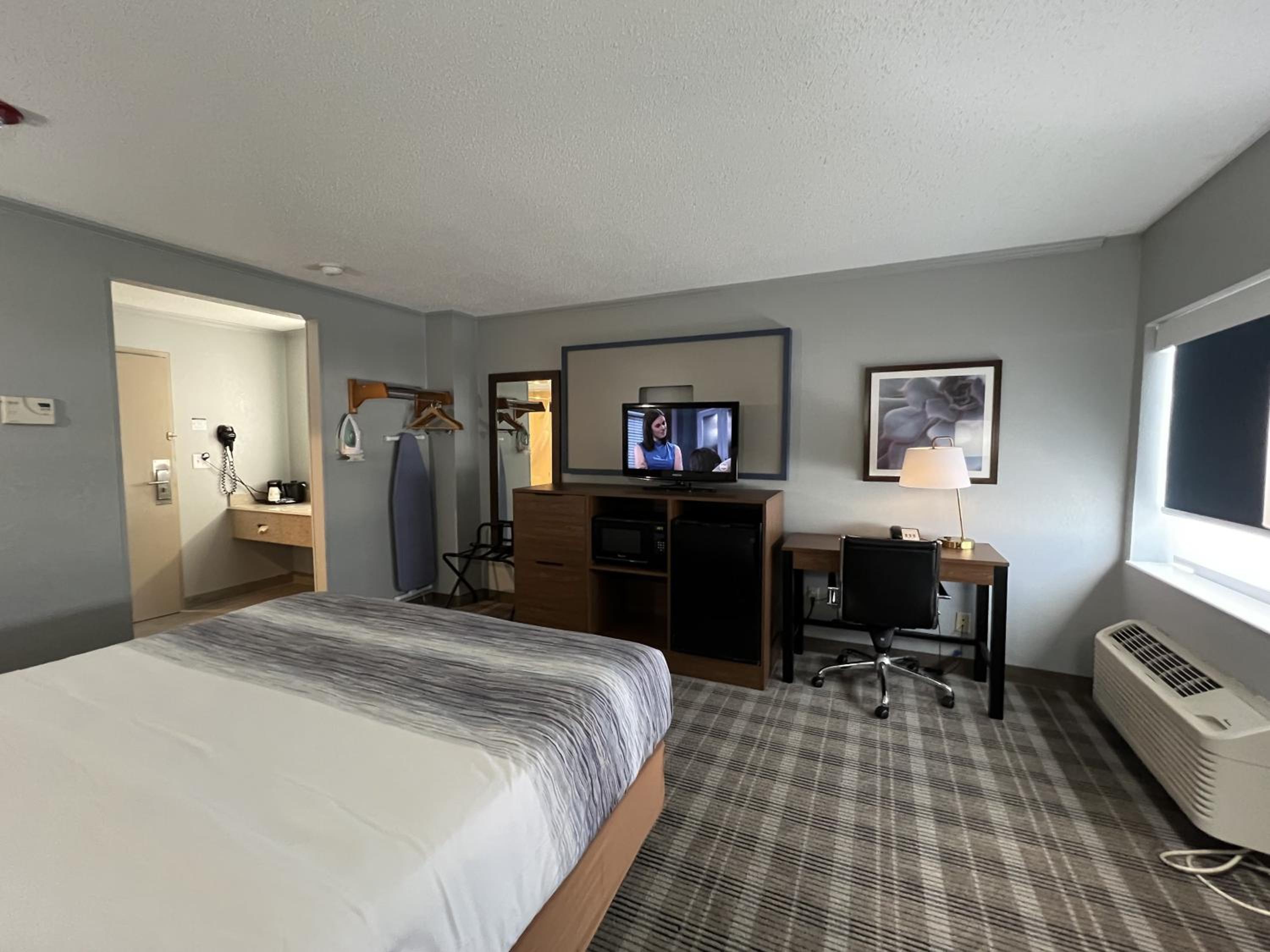King Room - Non-Smoking - Photo 2