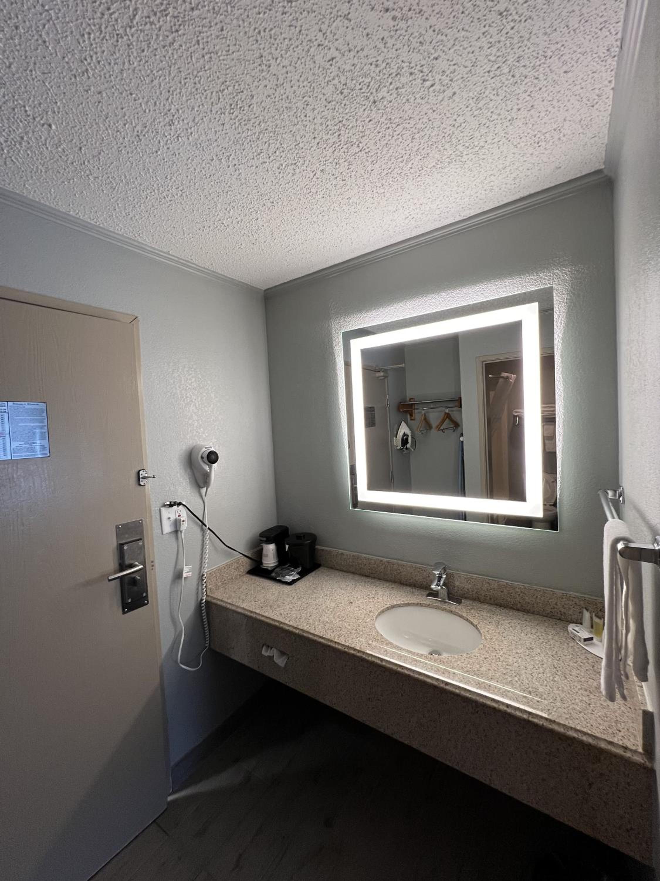 King Room - Non-Smoking - Photo 5