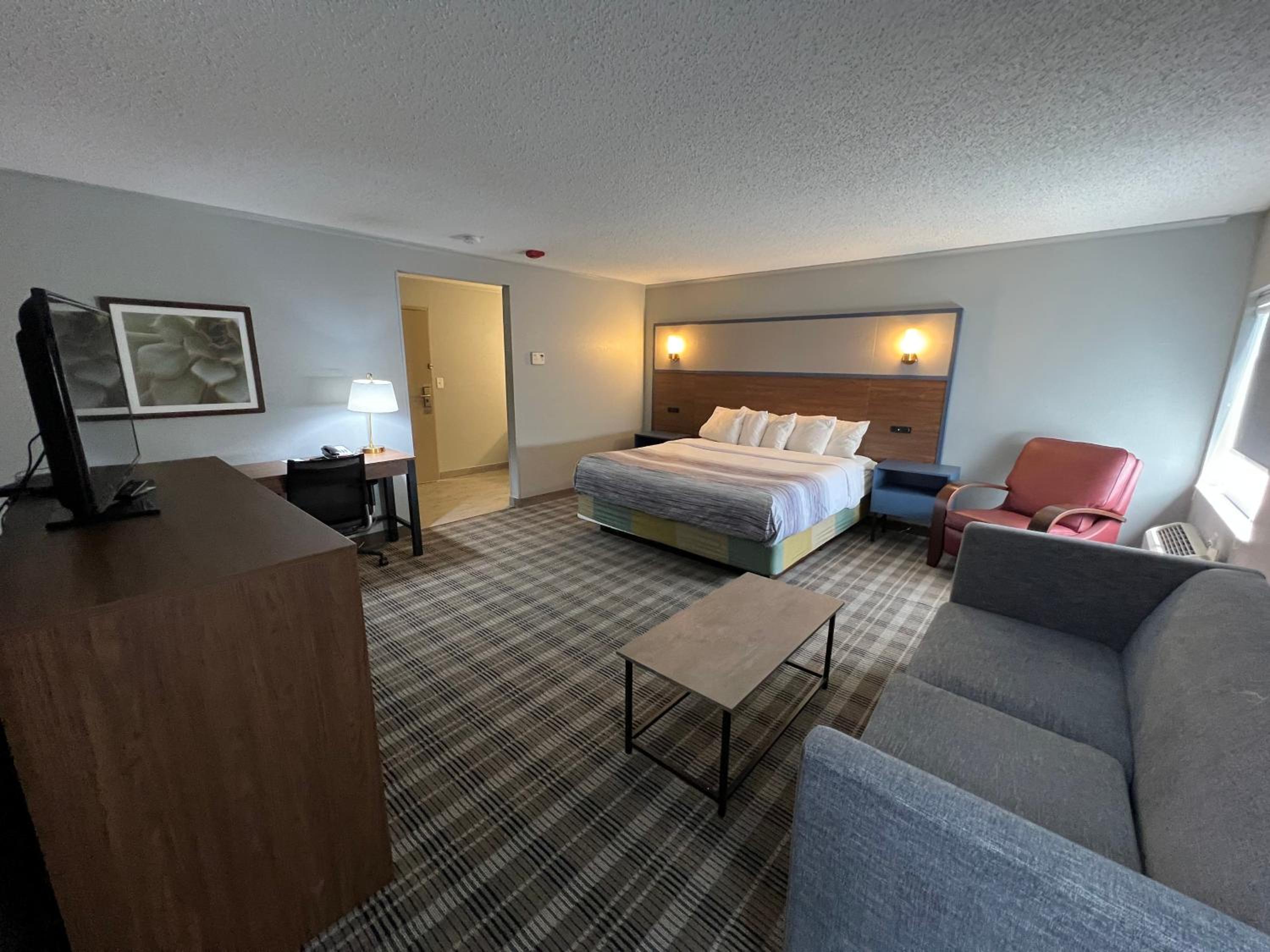 Deluxe King Room - Non-Smoking - Photo 1