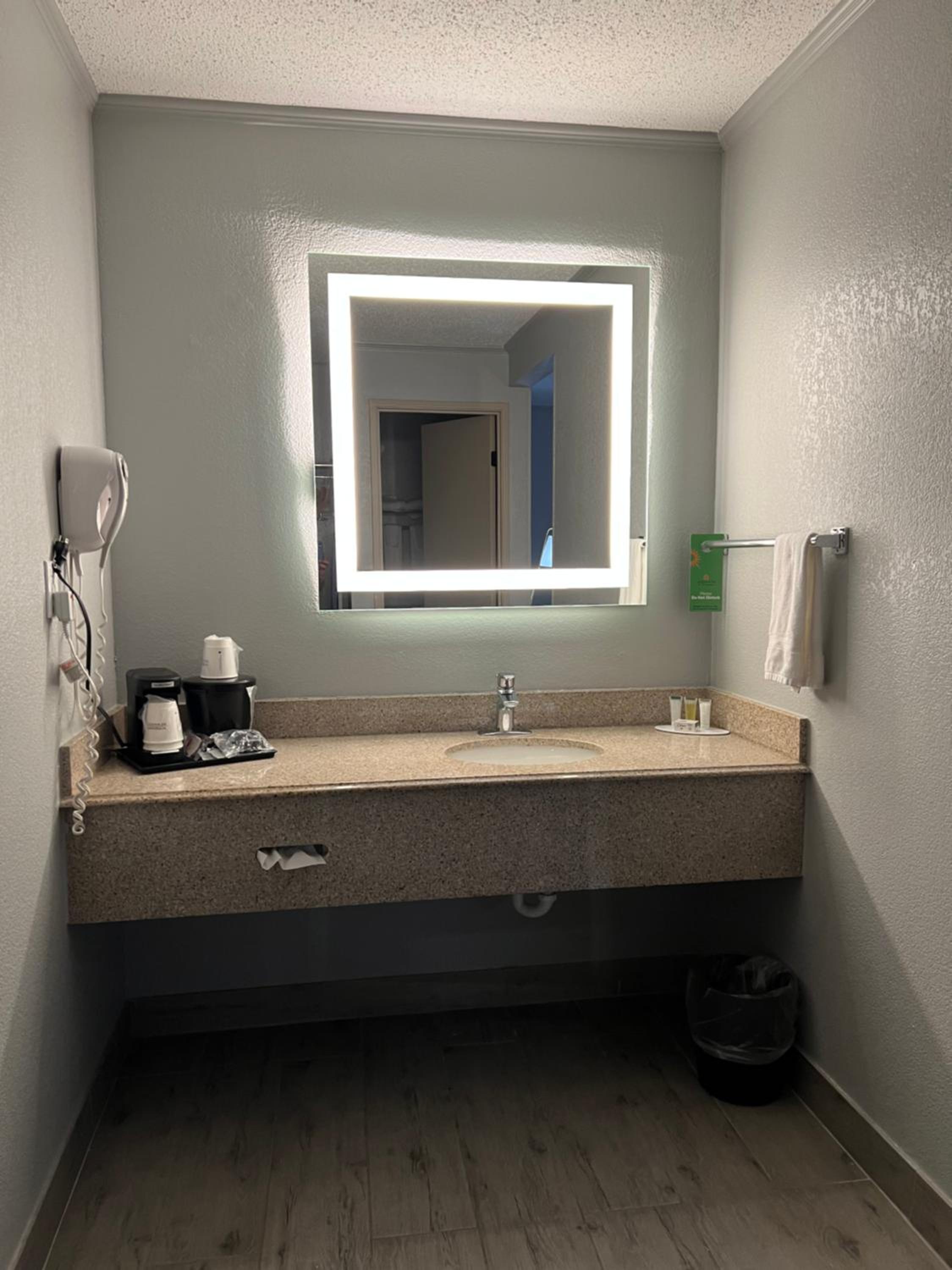 Deluxe King Room - Non-Smoking - Photo 2