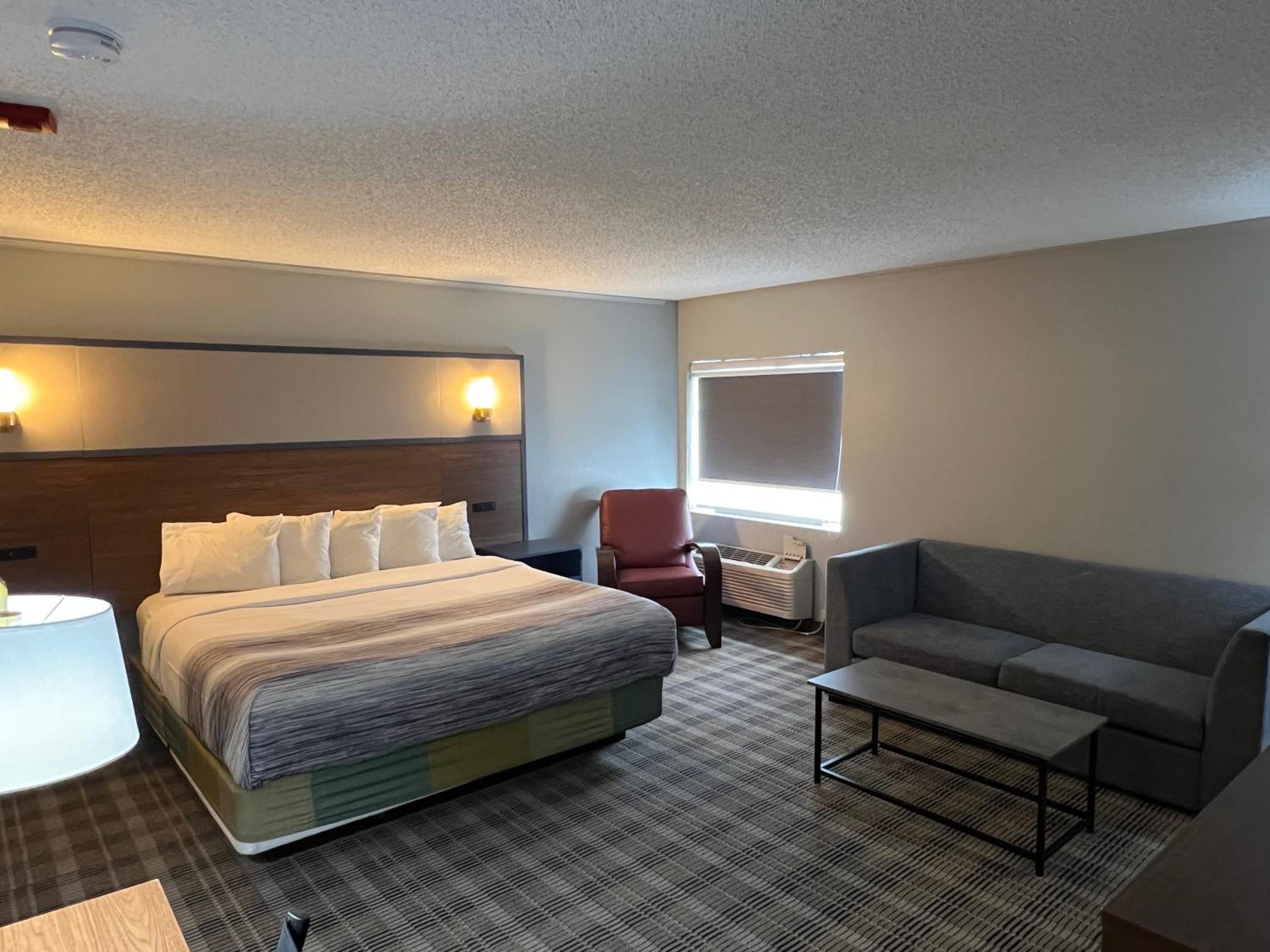 Deluxe King Room - Non-Smoking - Photo 4