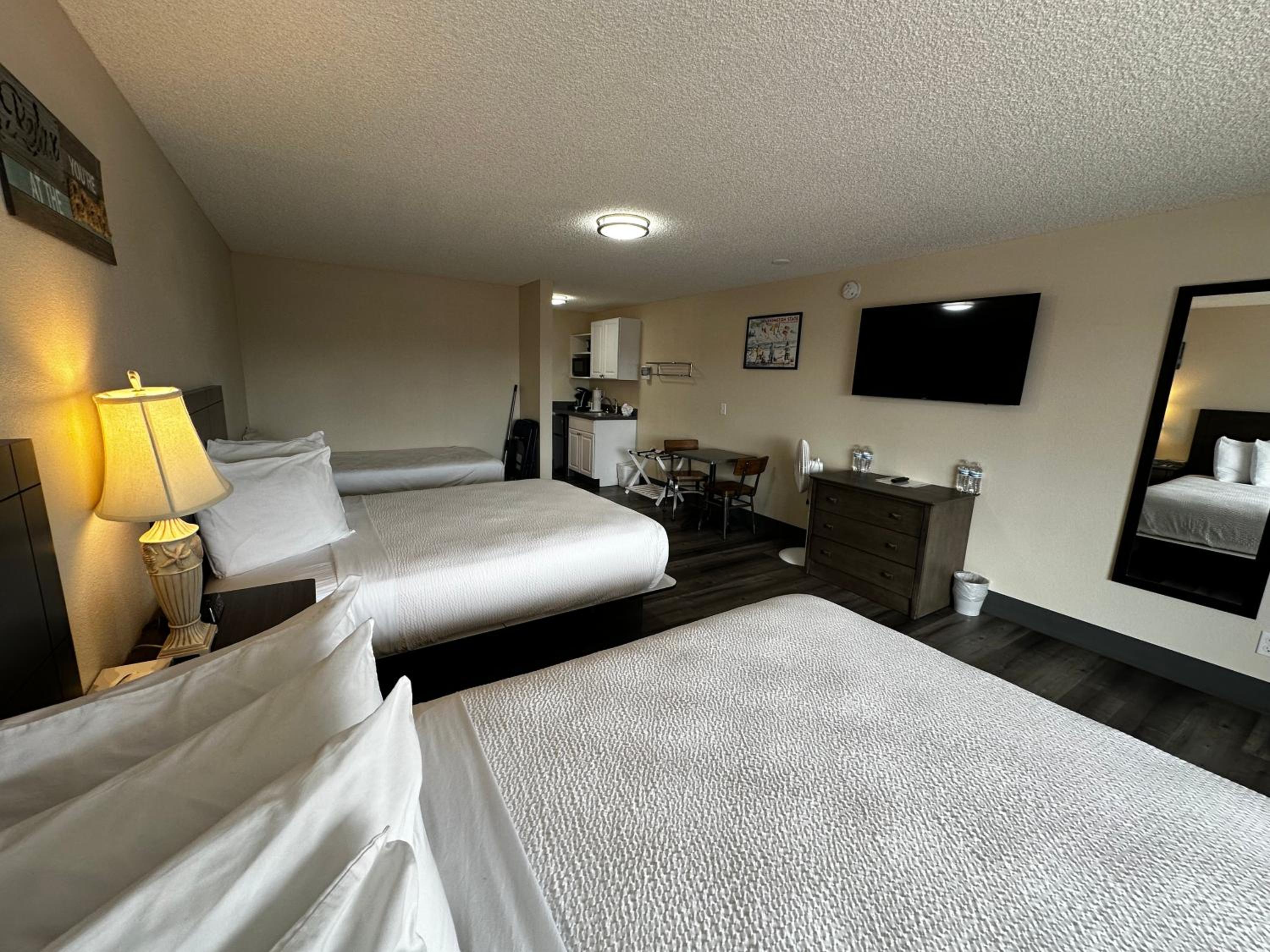 Double Queen Studio With Twin Bed