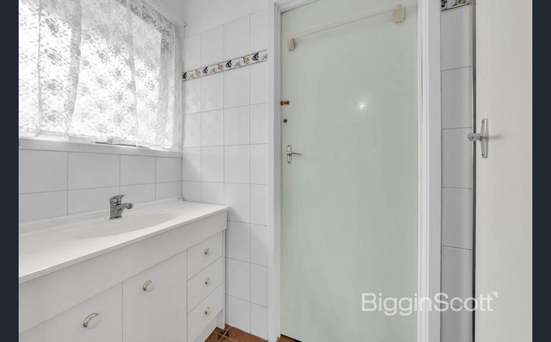 Single Room with Shared Shower and Toilet photo 1