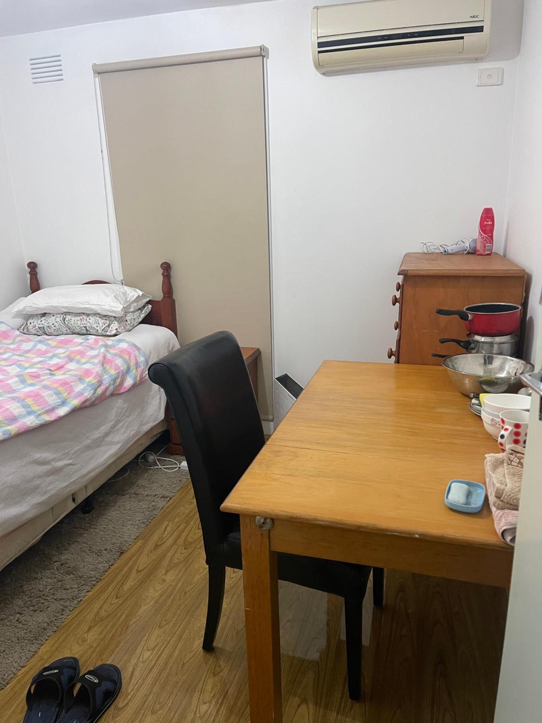 Single Room with Shared Shower and Toilet photo 3