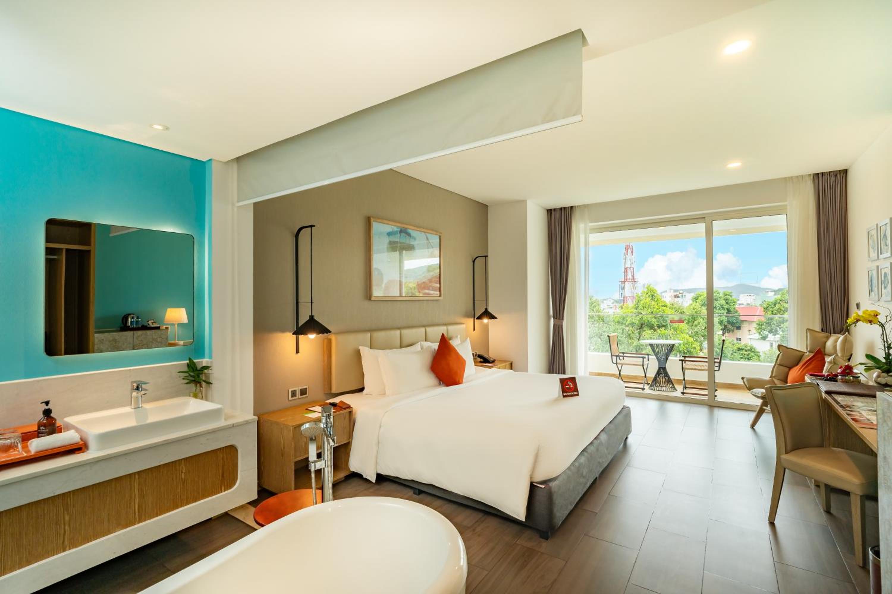 Premium City View Grand King Bed photo 3
