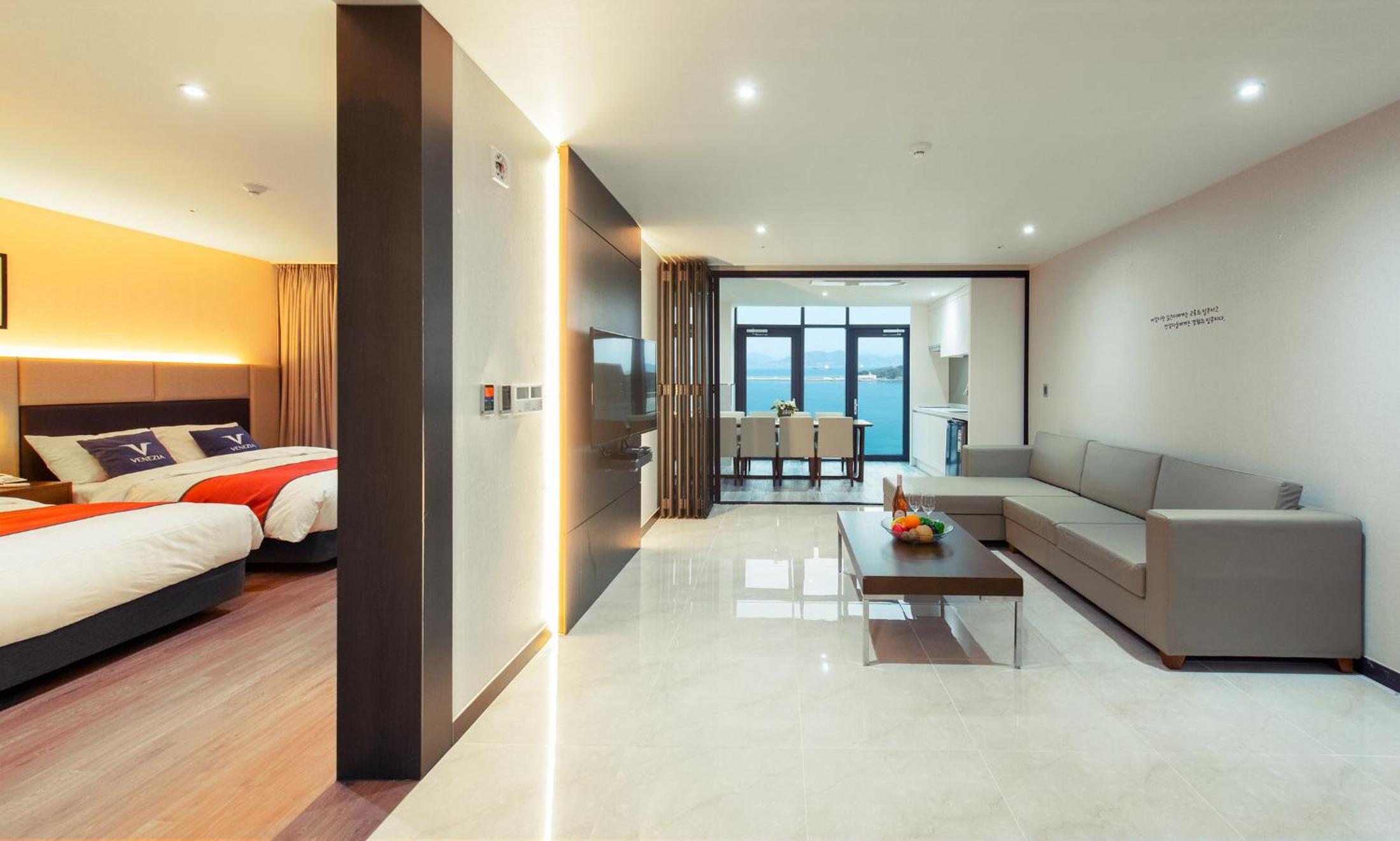 Deluxe Pool Suite