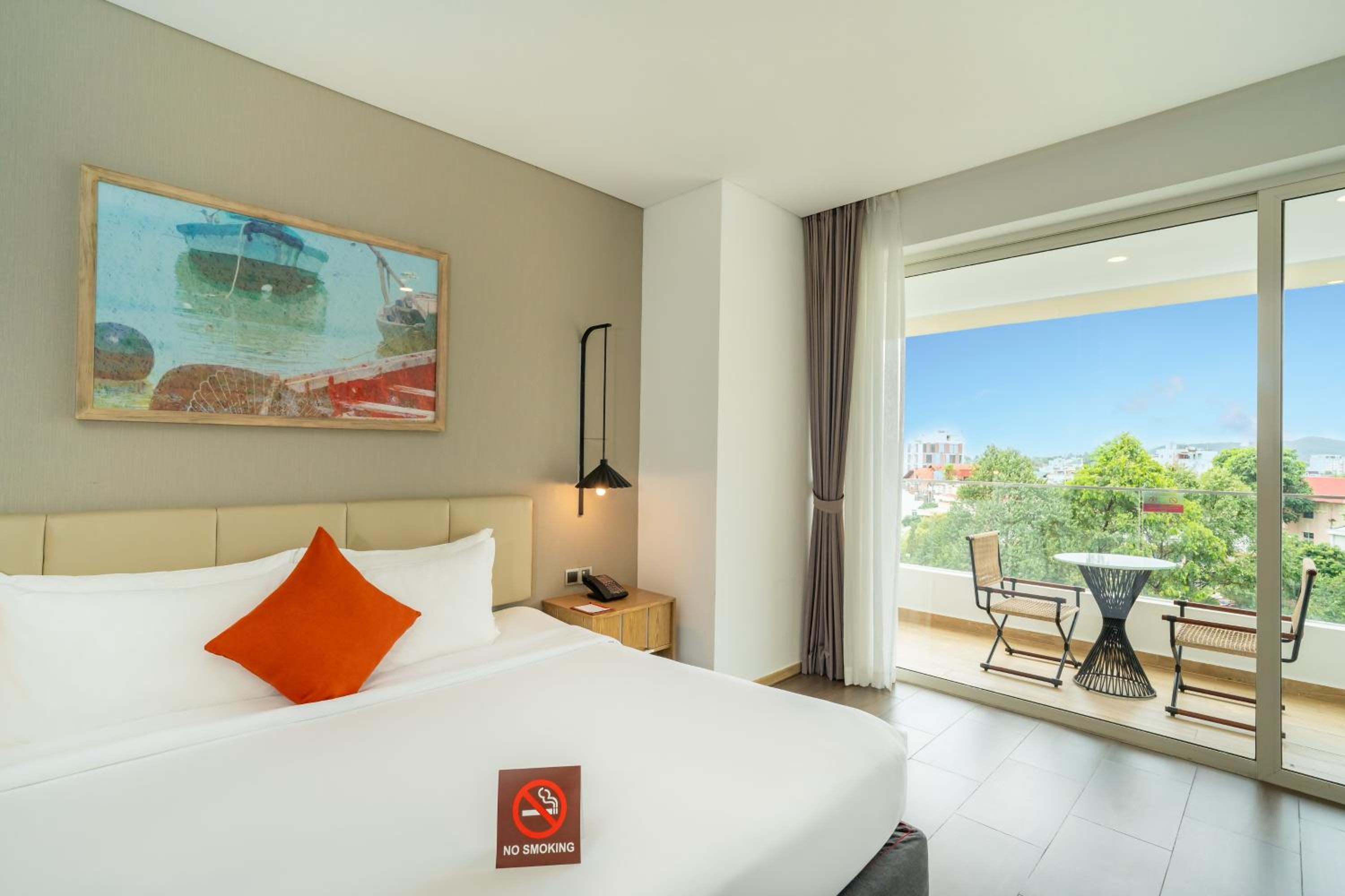 Premium City View Grand King Bed  photo 2