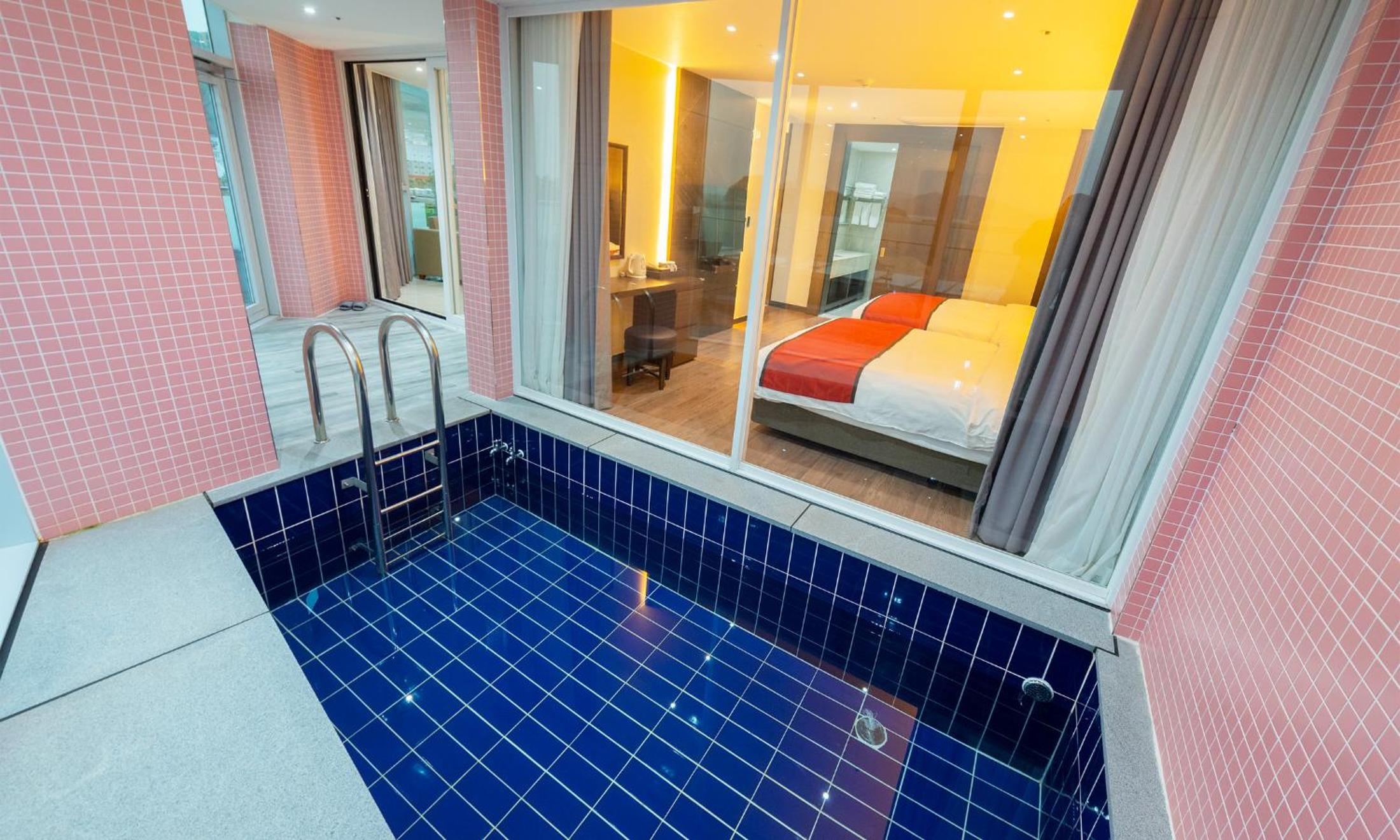 Corner Pool Suite photo 3