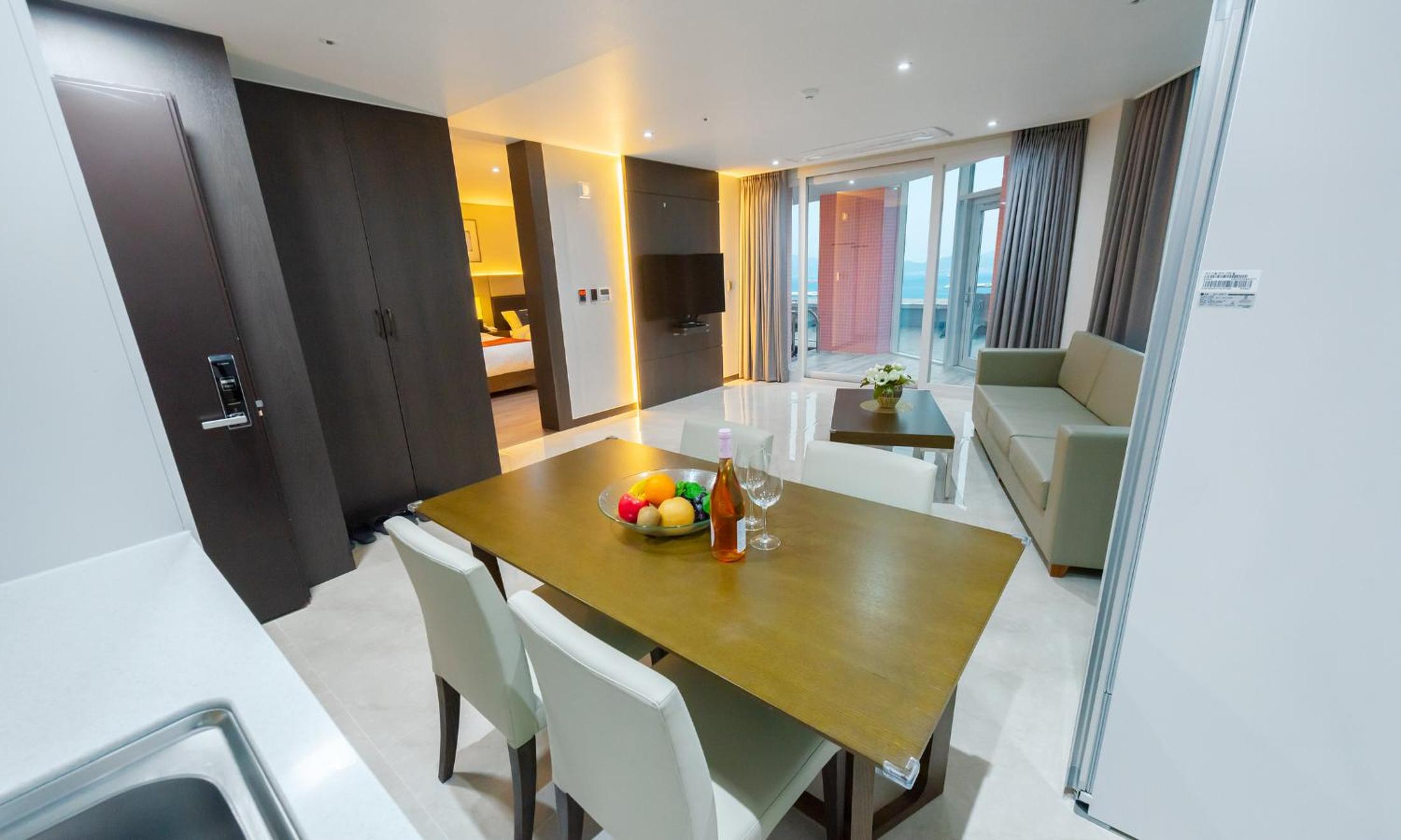 Corner Pool Suite photo 2
