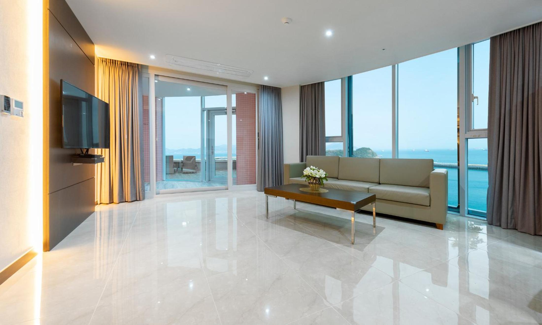 Corner Pool Suite