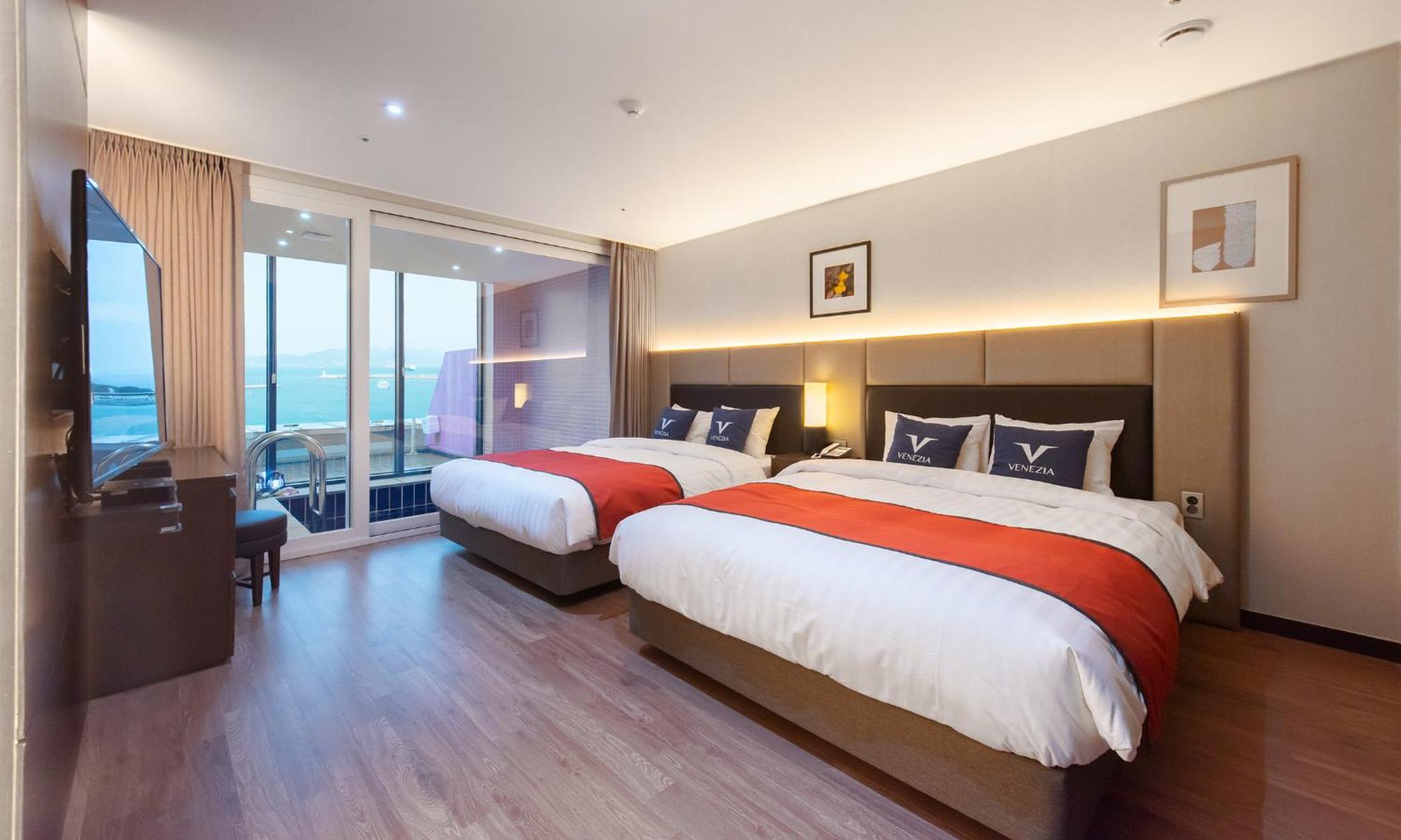 Premier Pool Suite photo 3