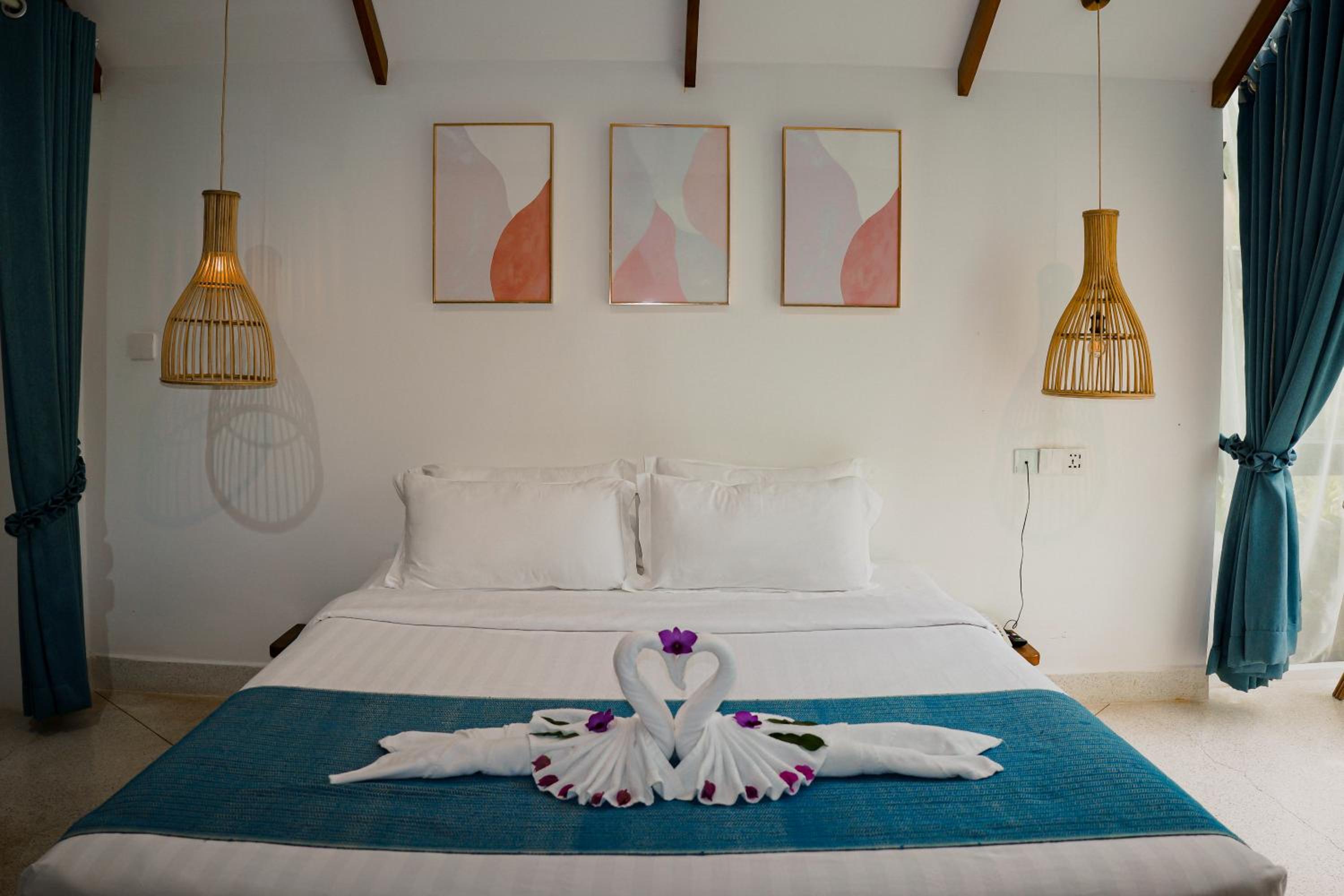 King Suite with Garden View - Free Town Pickup