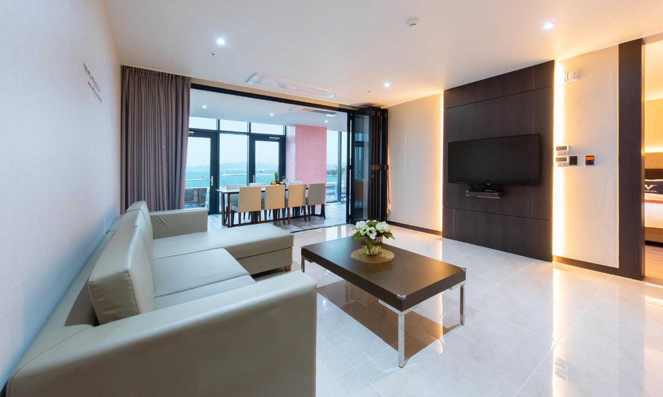 Premier Pool Suite