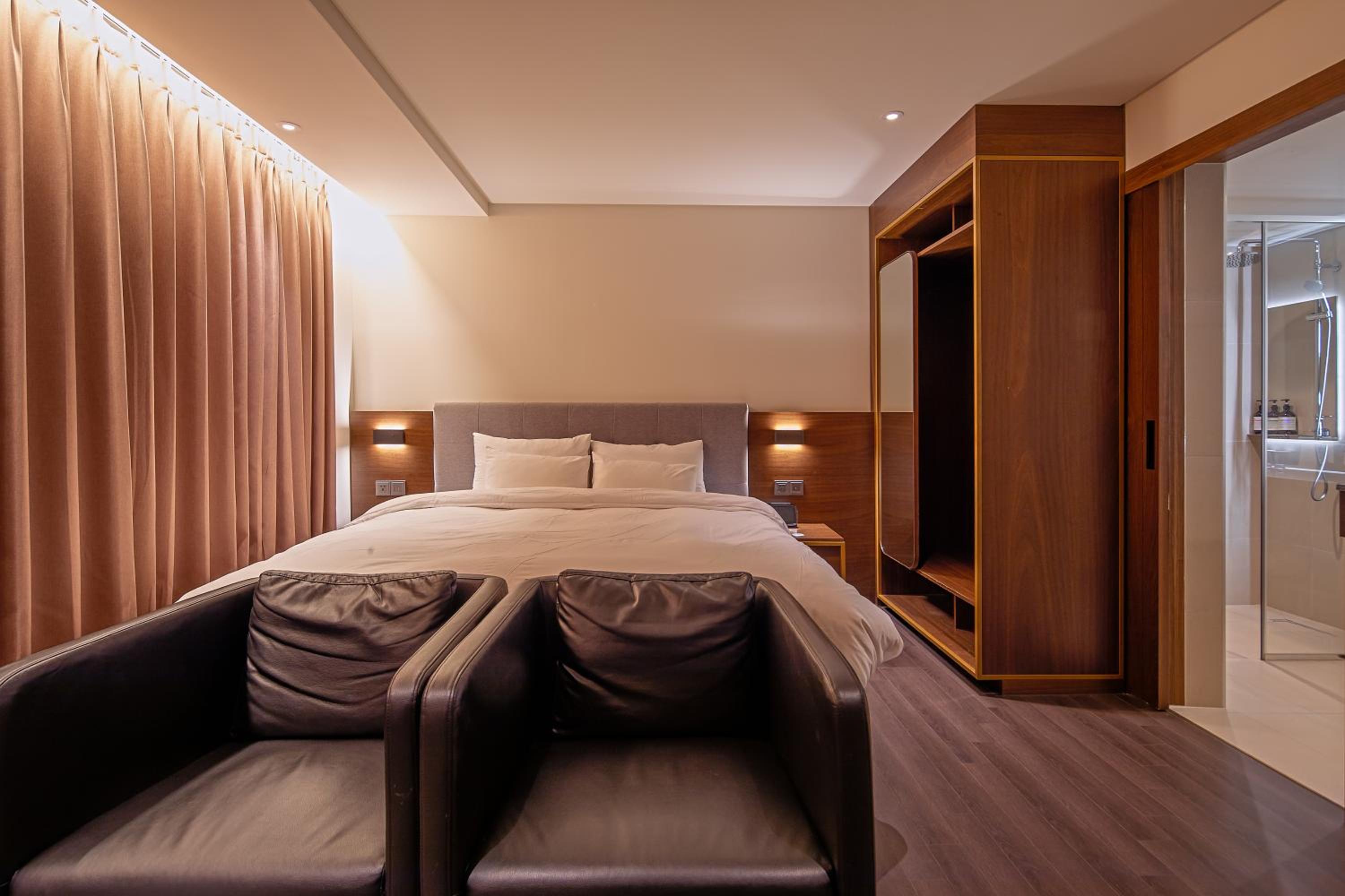 Superior King Room - Photo 9