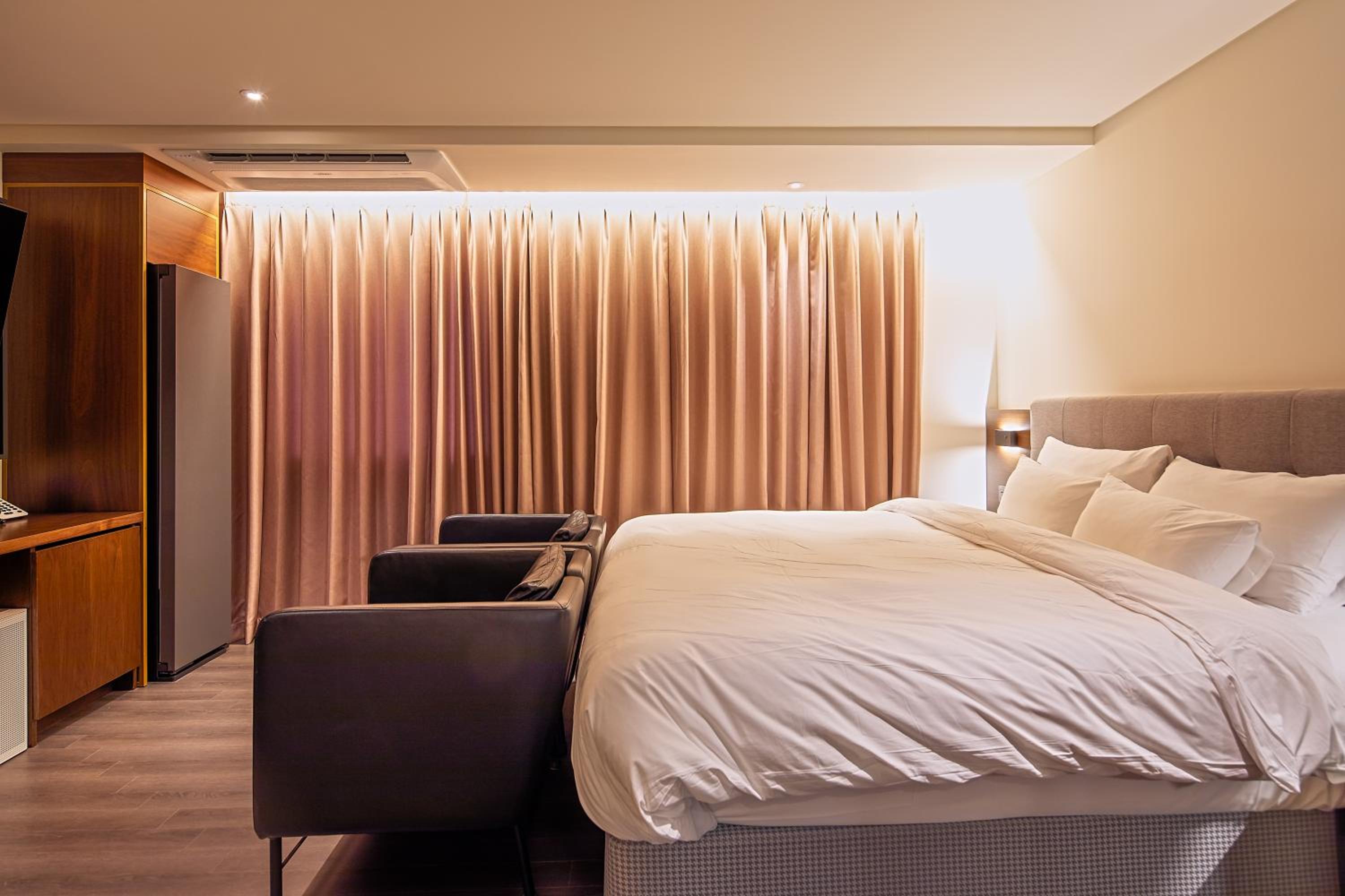 Superior King Room - Photo 7