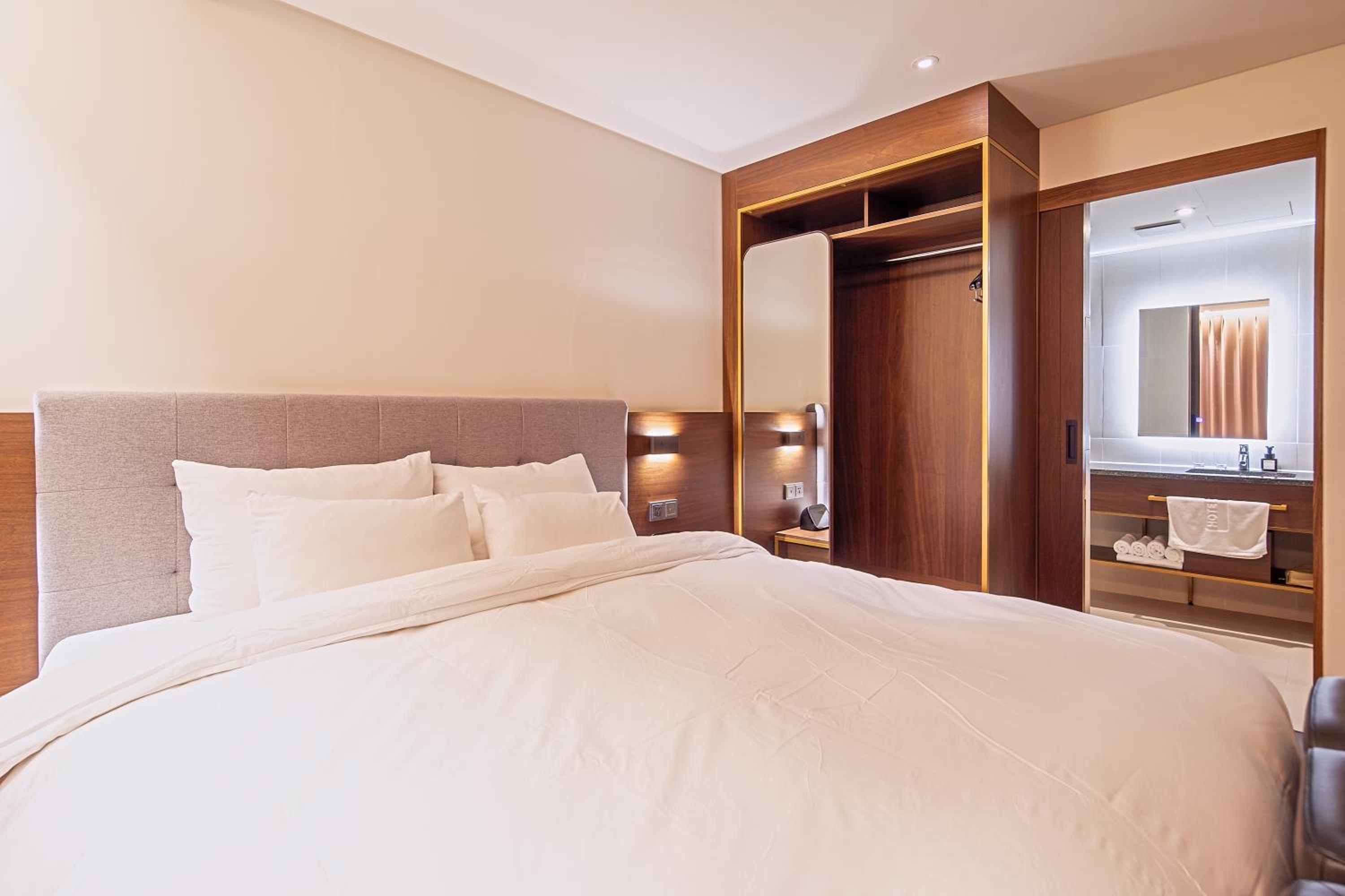 Superior King Room - Photo 3