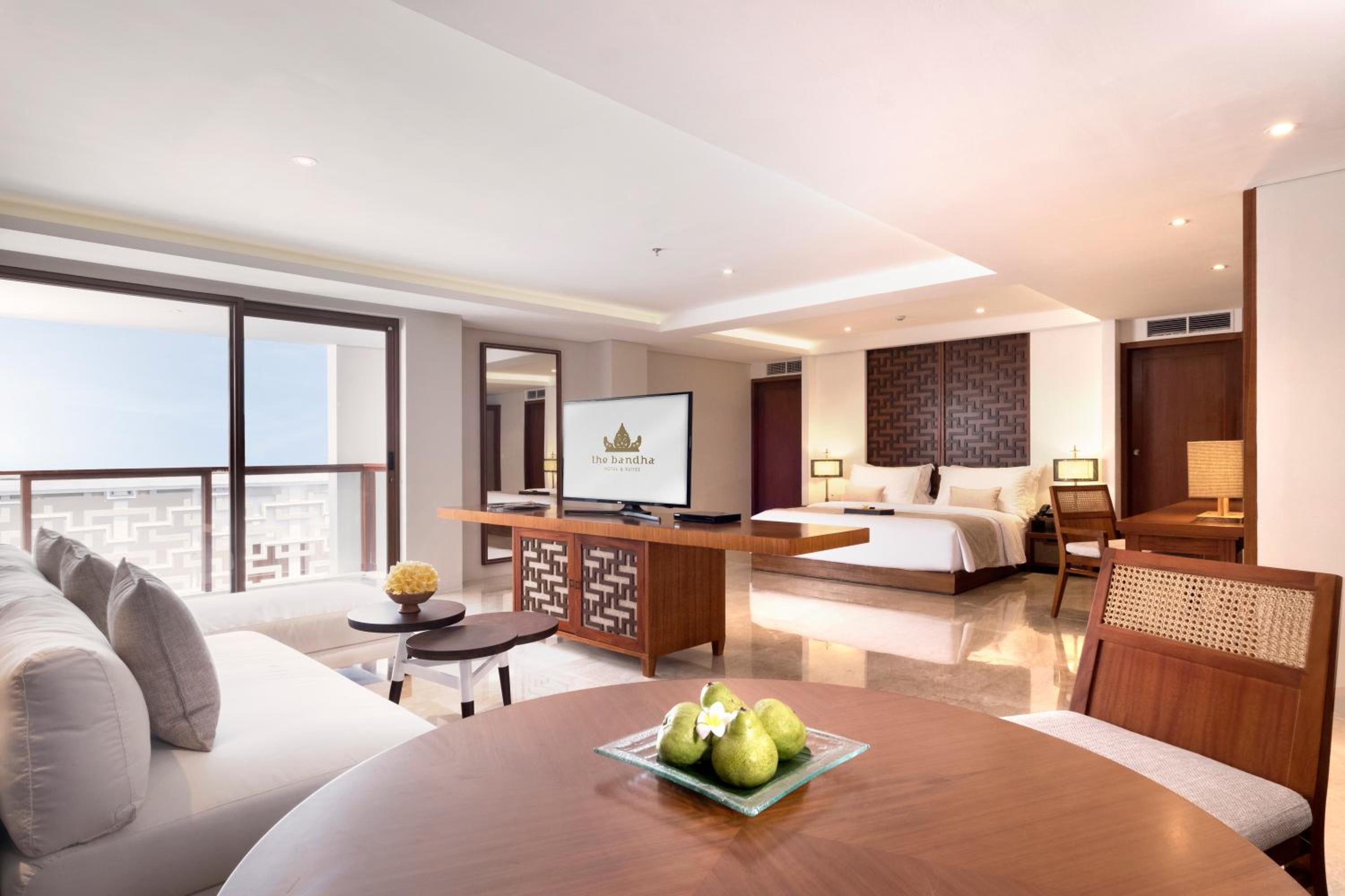 Deluxe Suite With Spa Bath And Airport Transfer (Drop-Off)