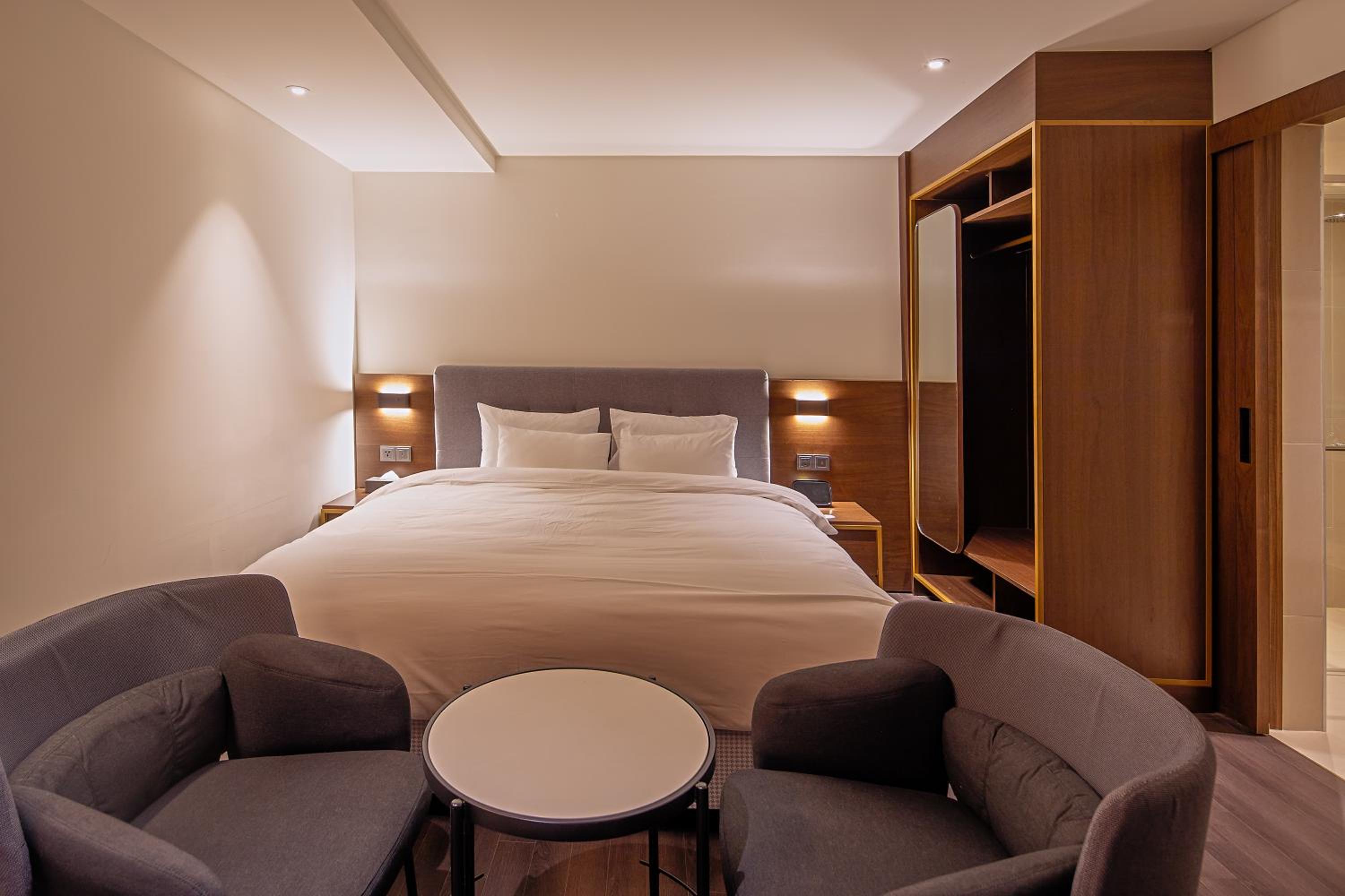 Standard King Room - Photo 1