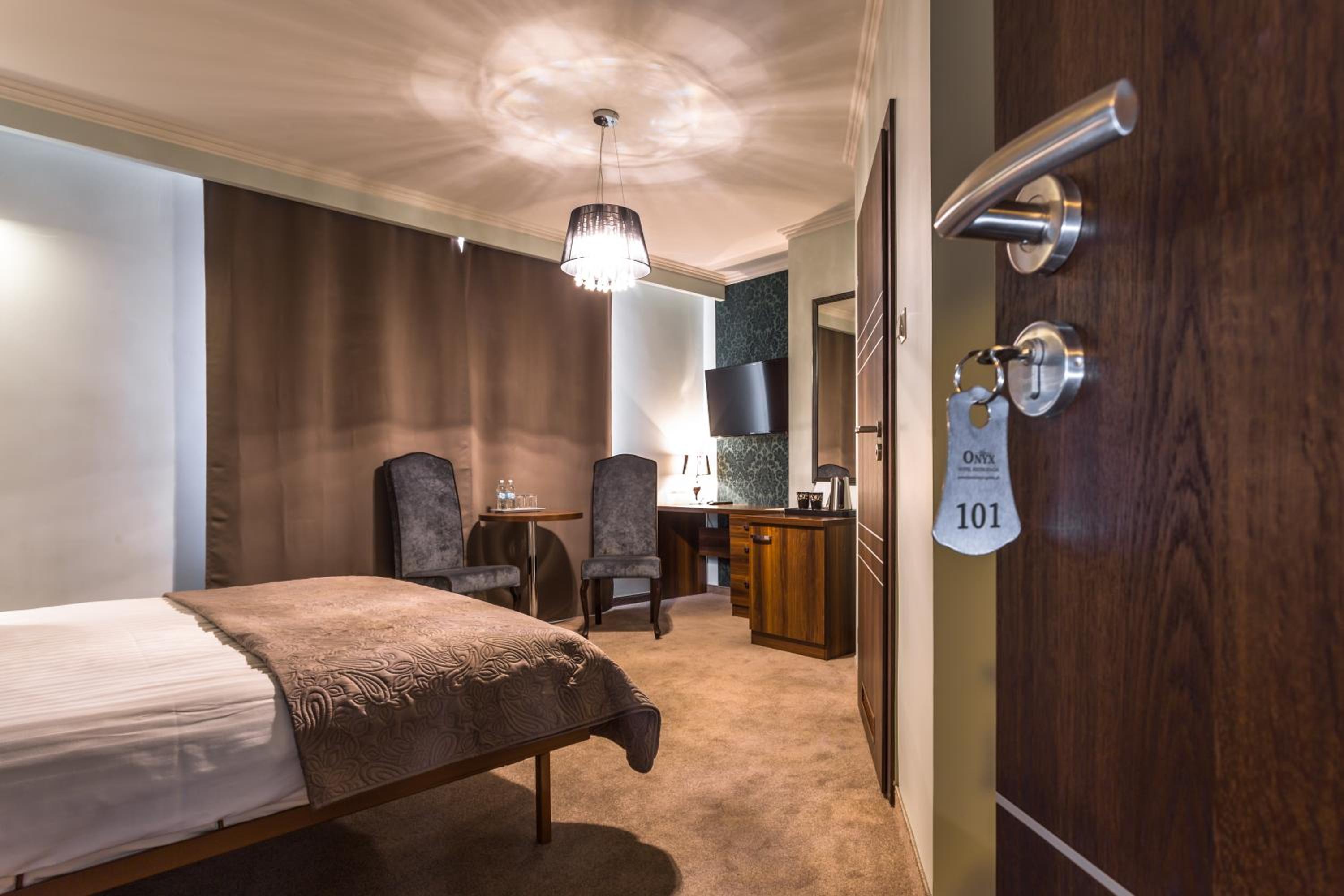 Deluxe Double Room with Bath - Photo 6