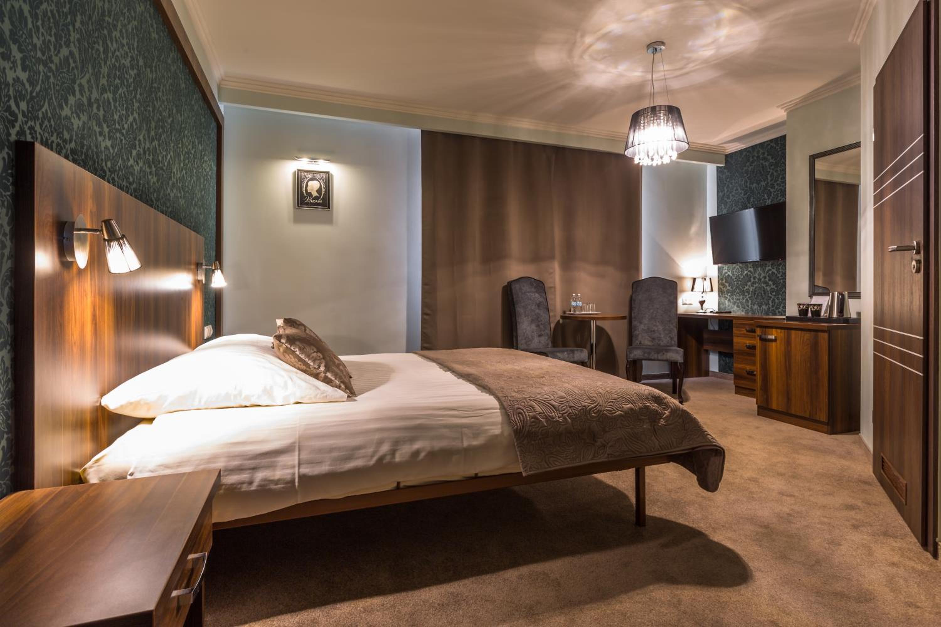 Deluxe Double Room with Bath - Photo 7