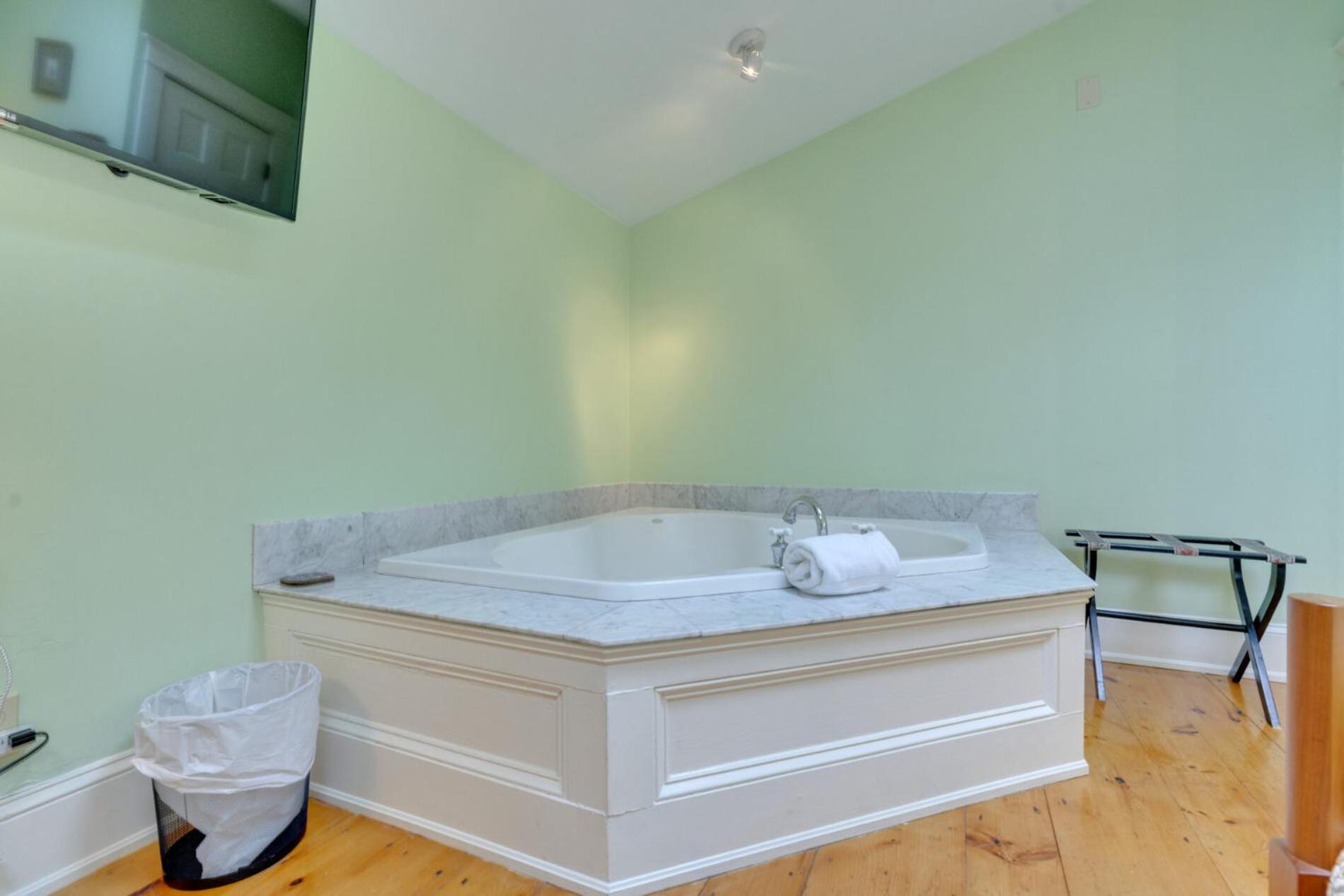 Queen Room with Spa Bath