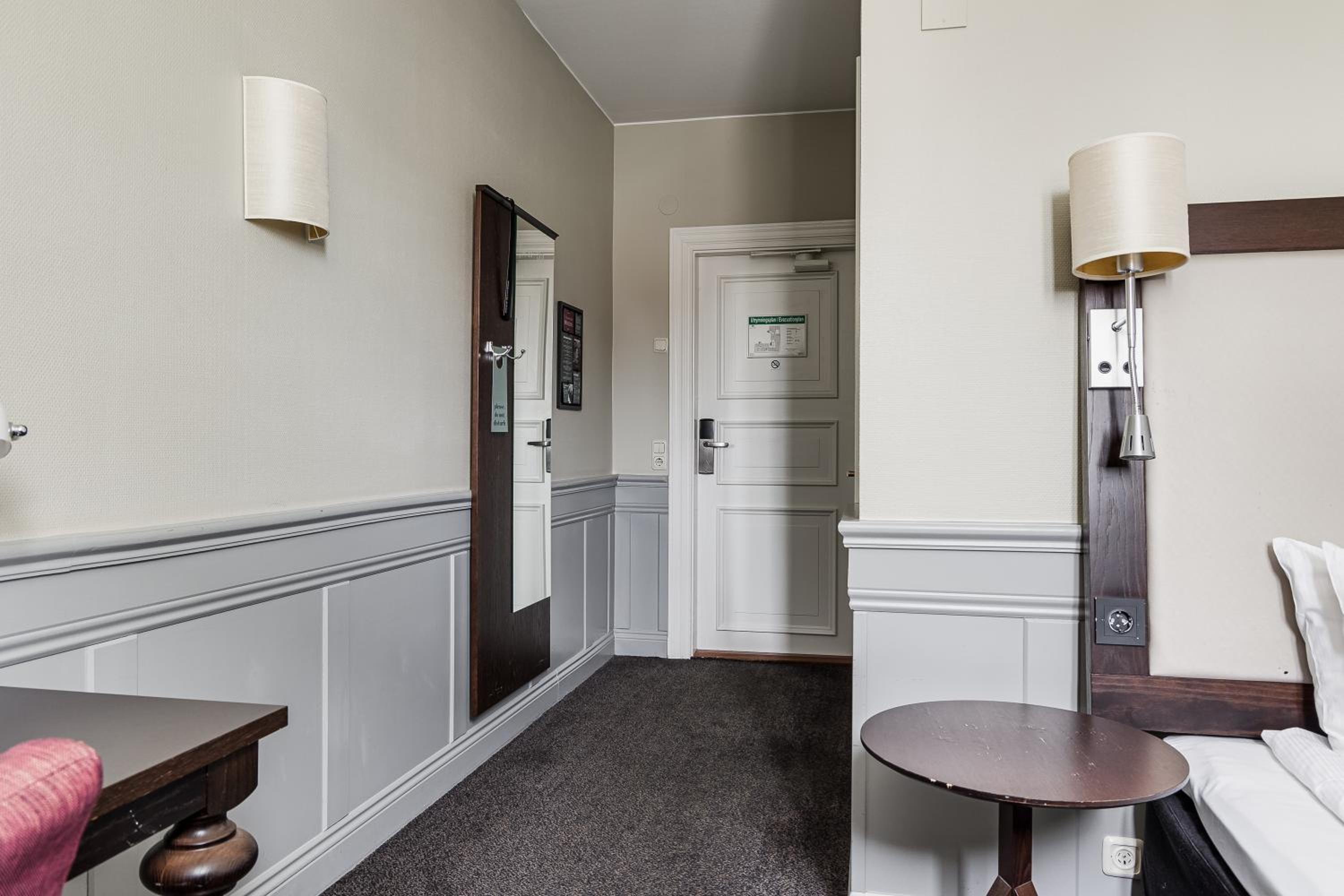 Compact Single Room photo 2