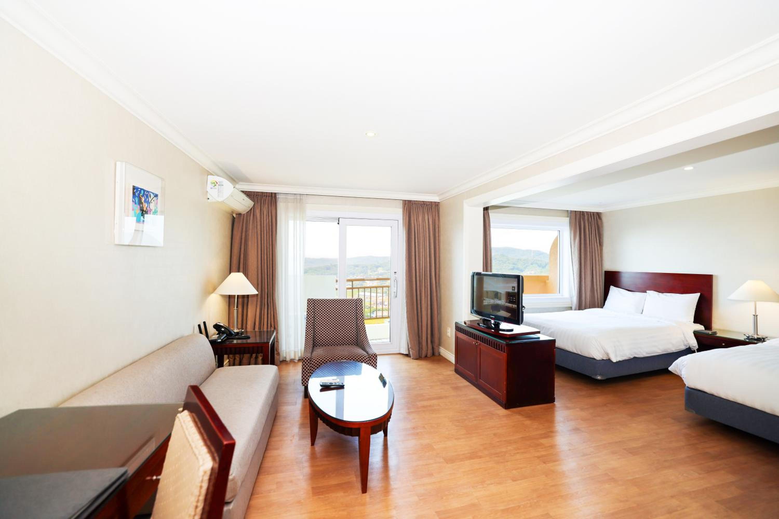Double Room with Two Double Bed and One Single Bed - Non-Smoking photo 3
