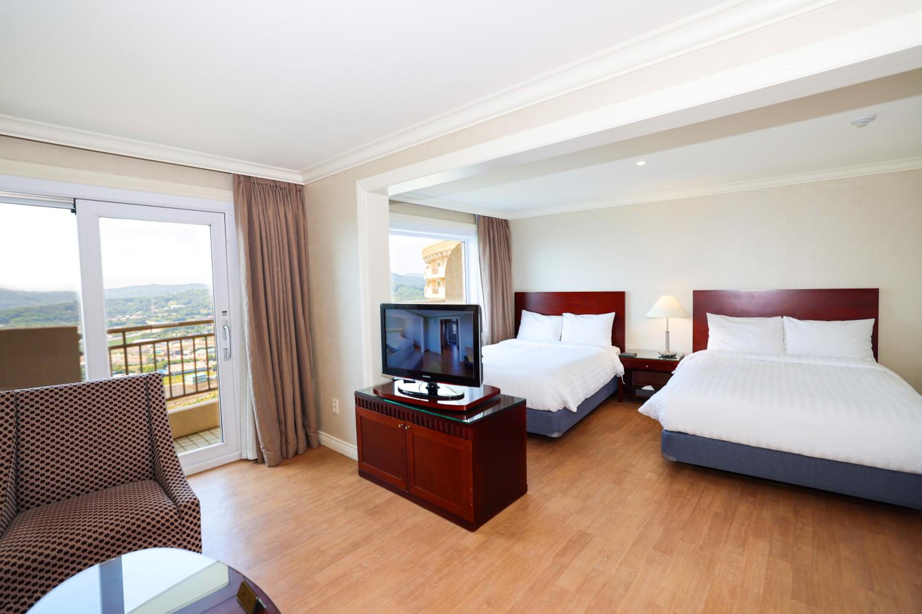 Double Room with Two Double Bed and One Single Bed - Non-Smoking photo 2