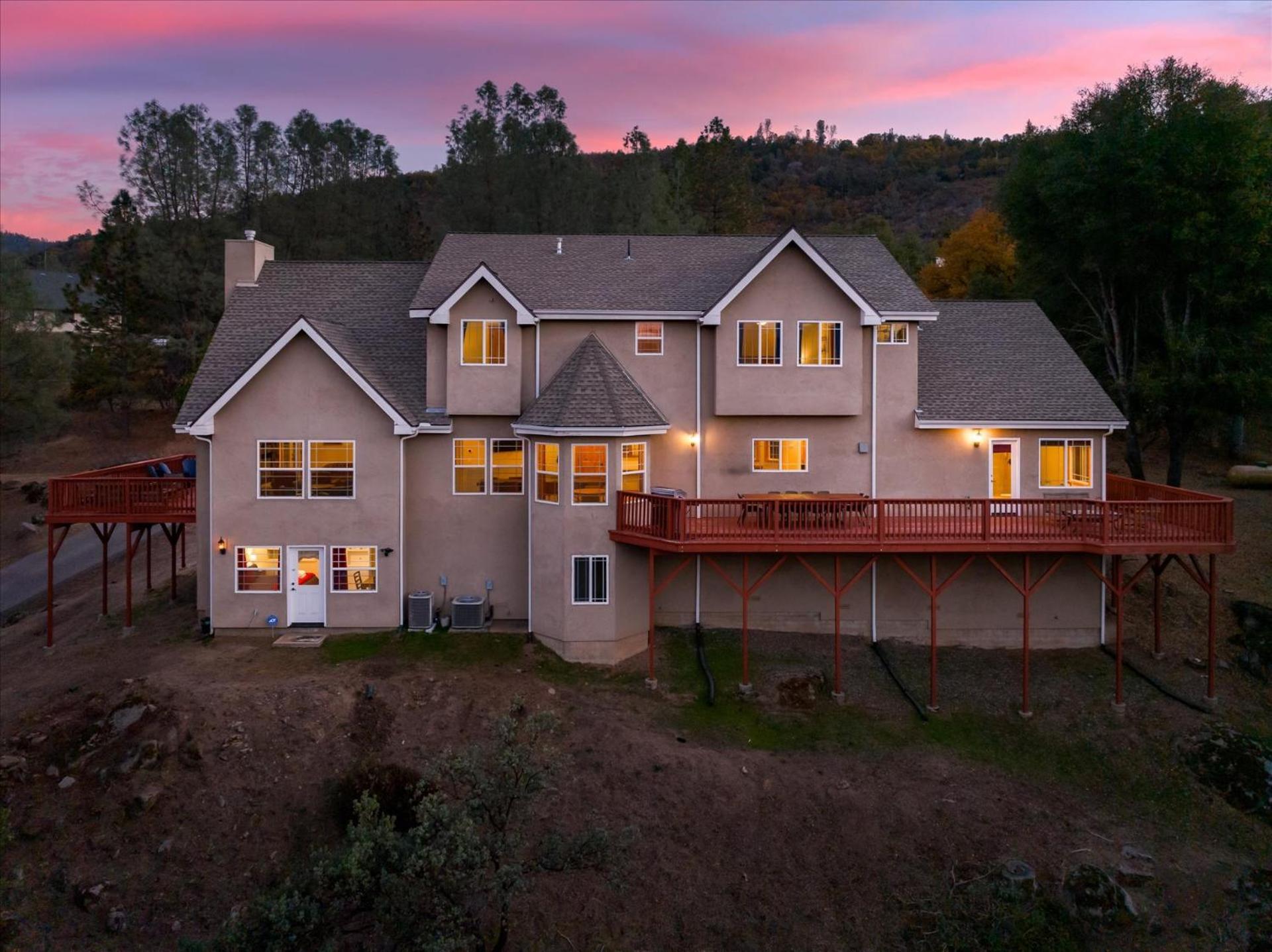 Six-Bedroom House photo 2