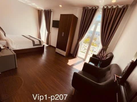 King Suite with Pool View