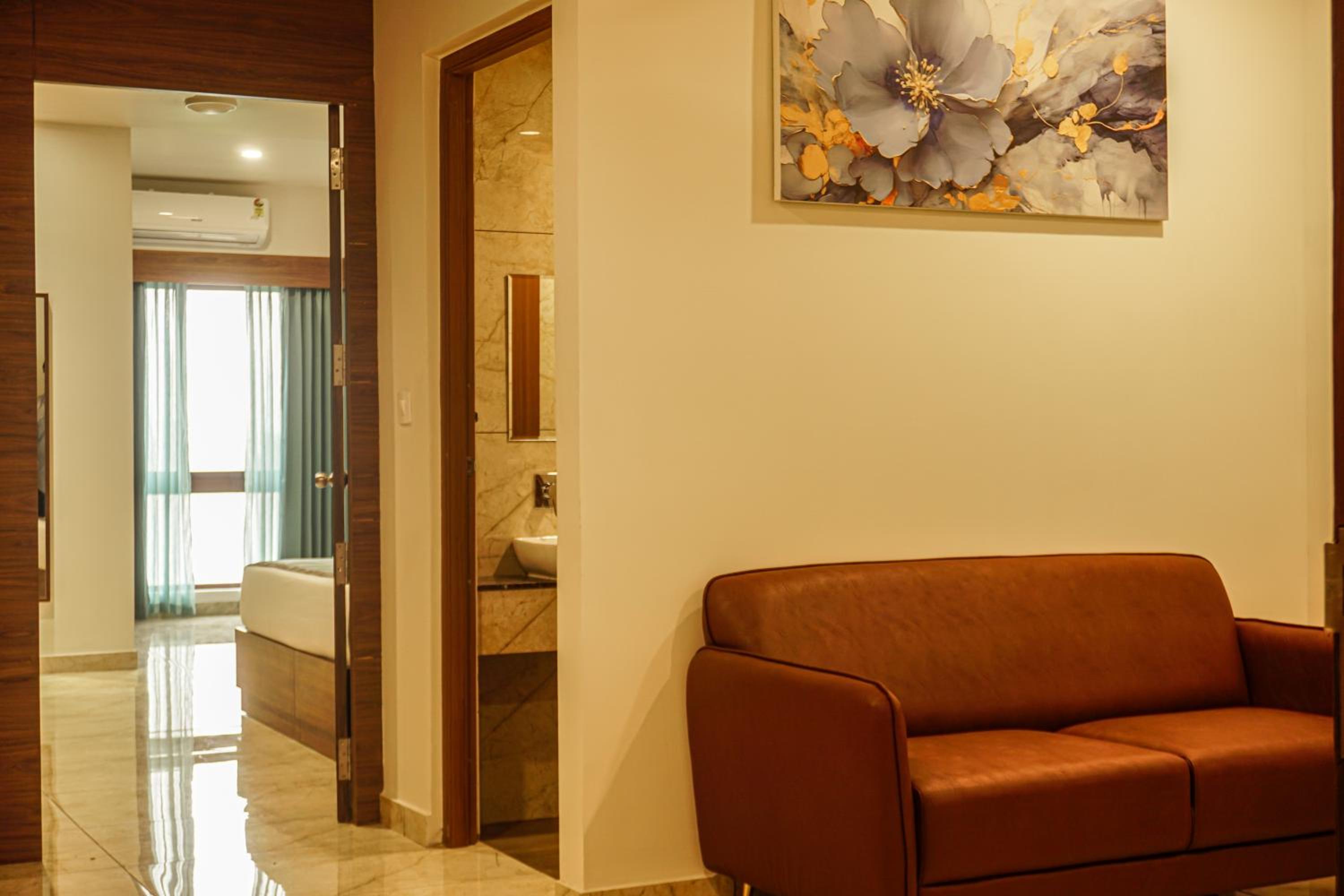 Deluxe King Suite photo 1