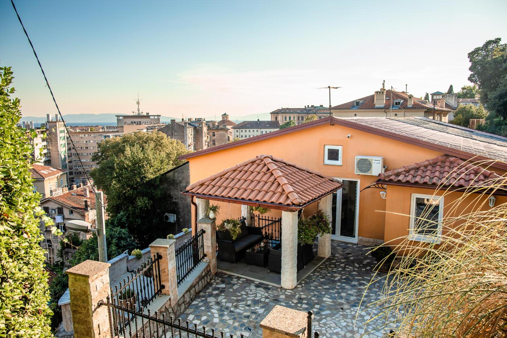 Three-Bedroom Apartment with Harbor View photo 2
